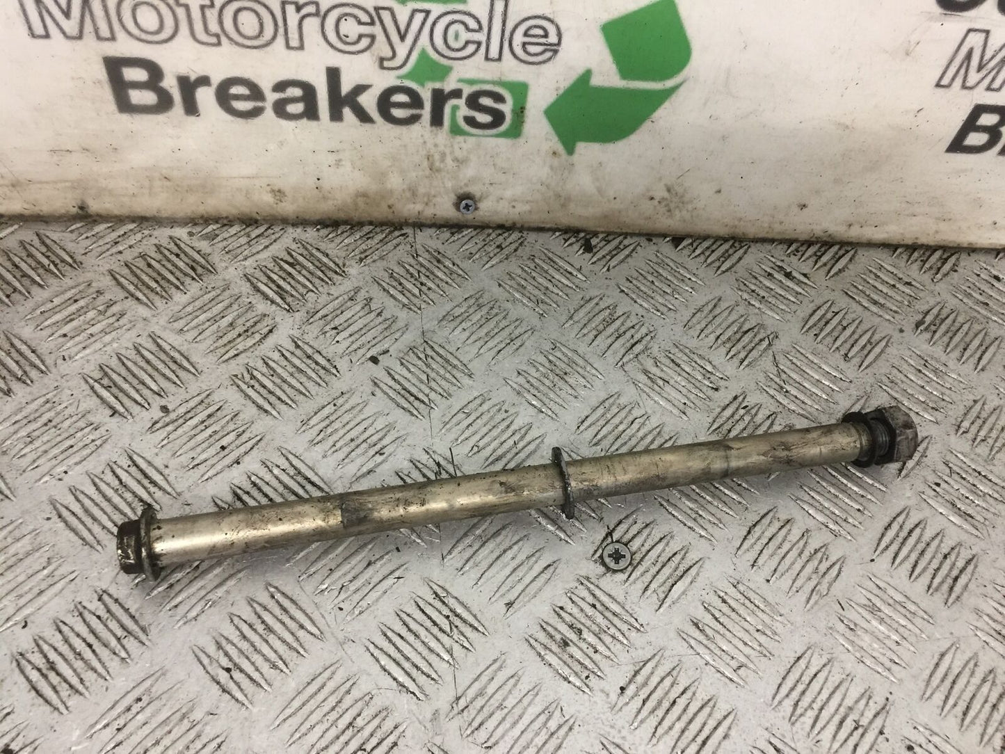 TRIUMPH BONNEVILLE 865 SWINGARM SPINDLE YEAR 2008-2015 (STOCK 904)