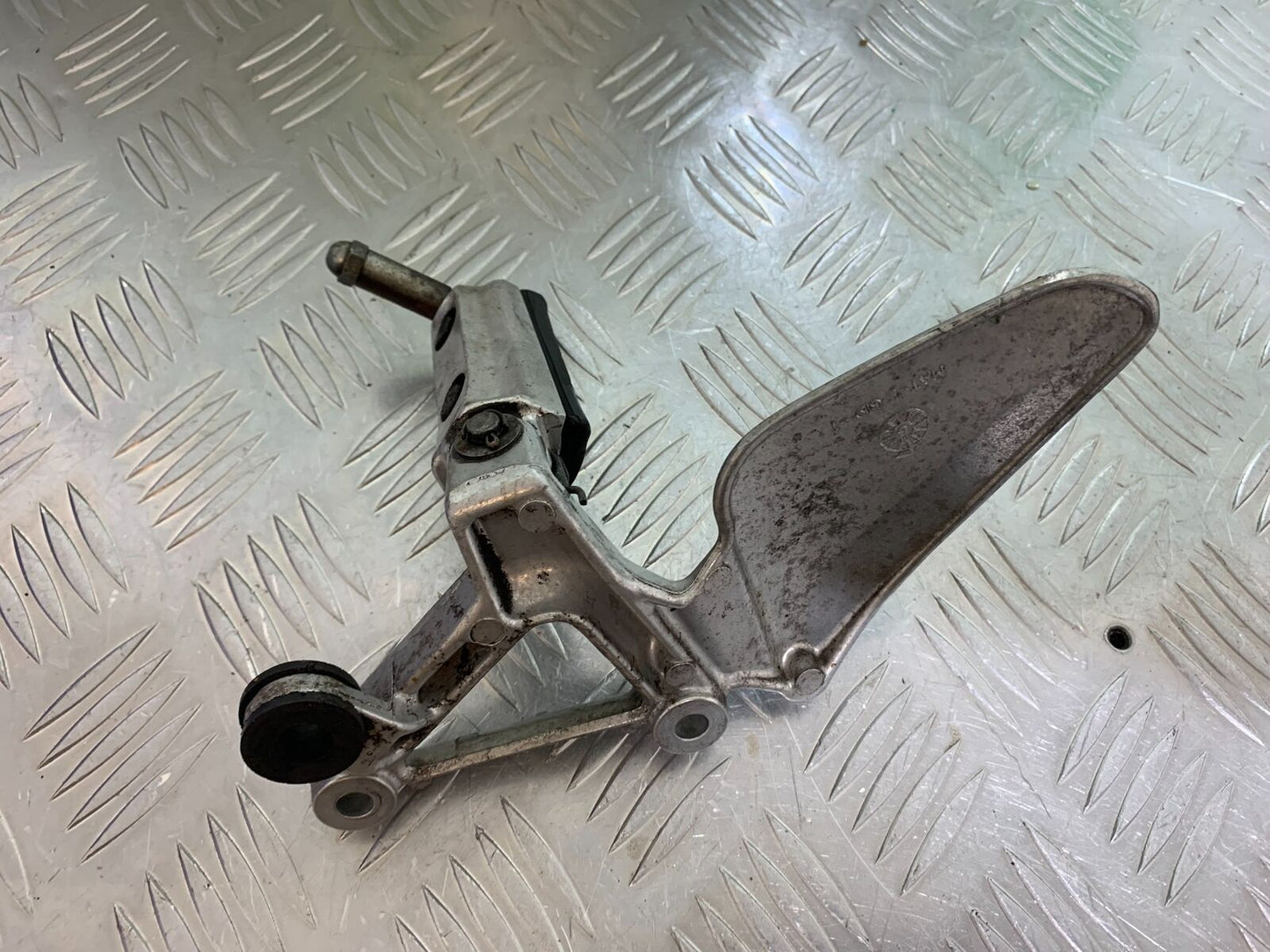 HONDA CBR1100 BLACKBIRD FRONT LEFT HANGER AND PEG YEAR 1996-1998 (CMB1017)