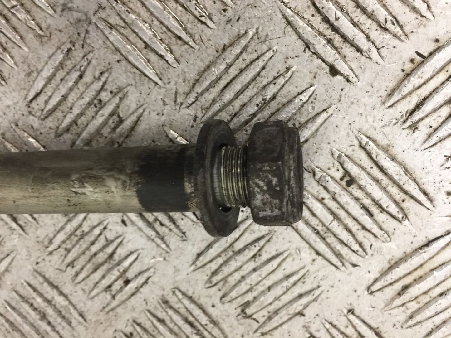 TRIUMPH 900 STREET SCRAMBLER REAR WHEEL SPINDLE YEAR 2018 (STOCK 896)