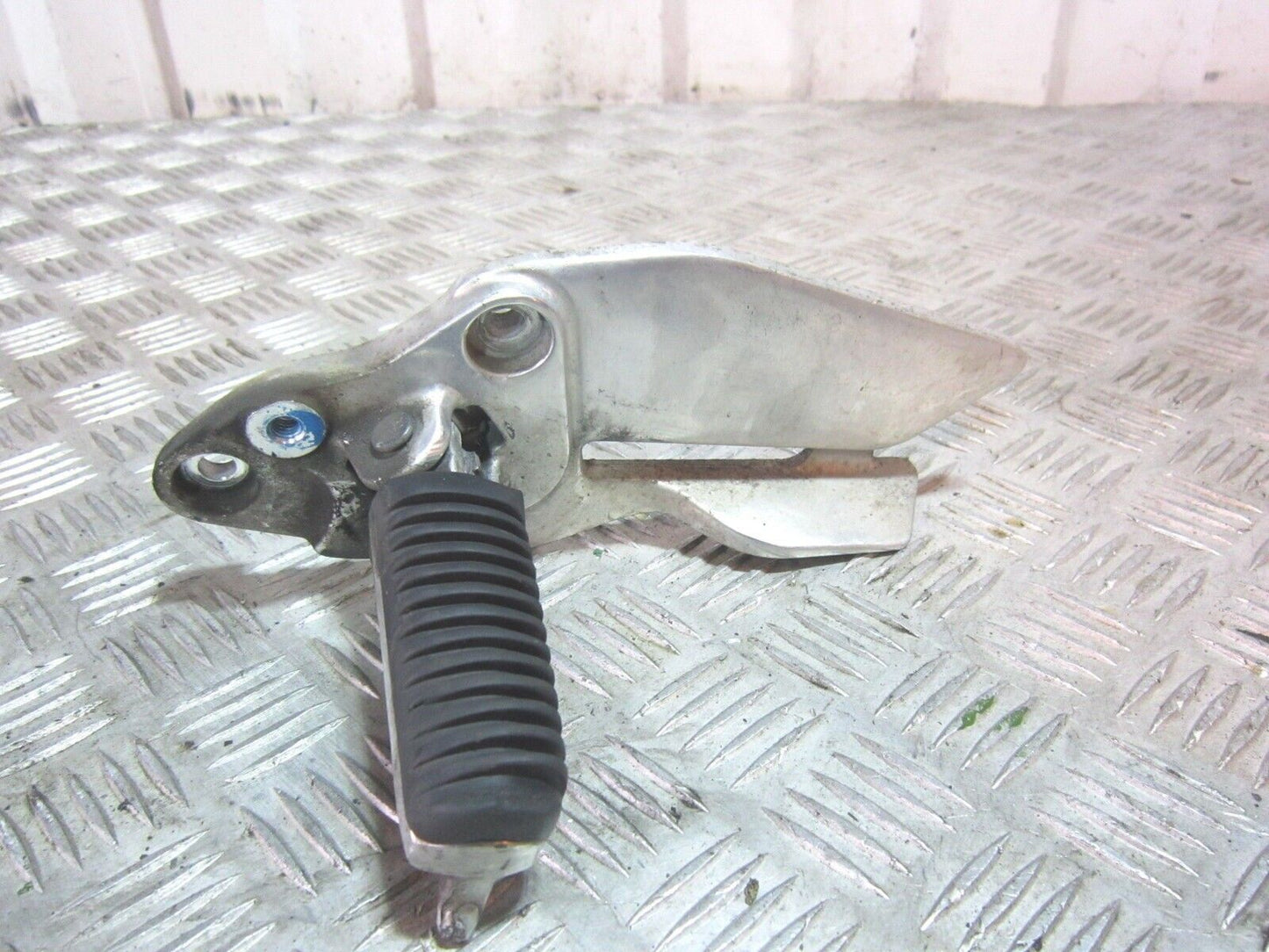 YAMAHA XJ900 XJ 900 DIVERSION LEFT HANGER AND PEG YEAR 2001