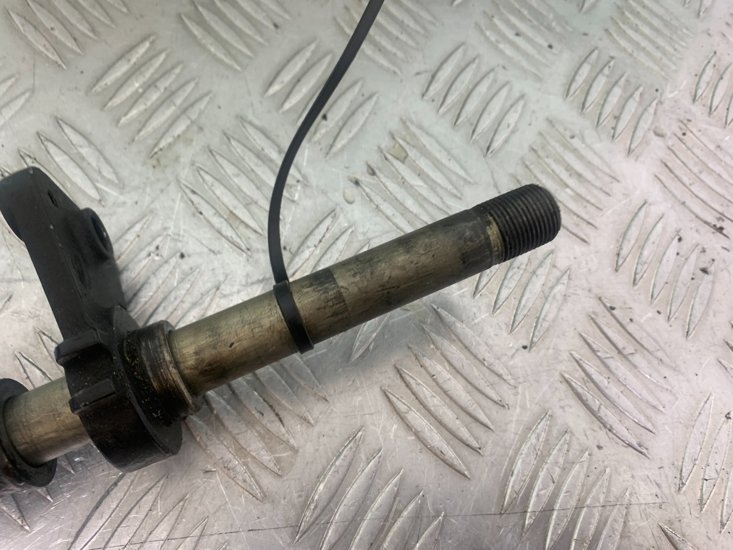SUZUKI GSF650 GSF 650 FRONT WHEEL SPINDLE YEAR 2007-2009 (CMB1161)
