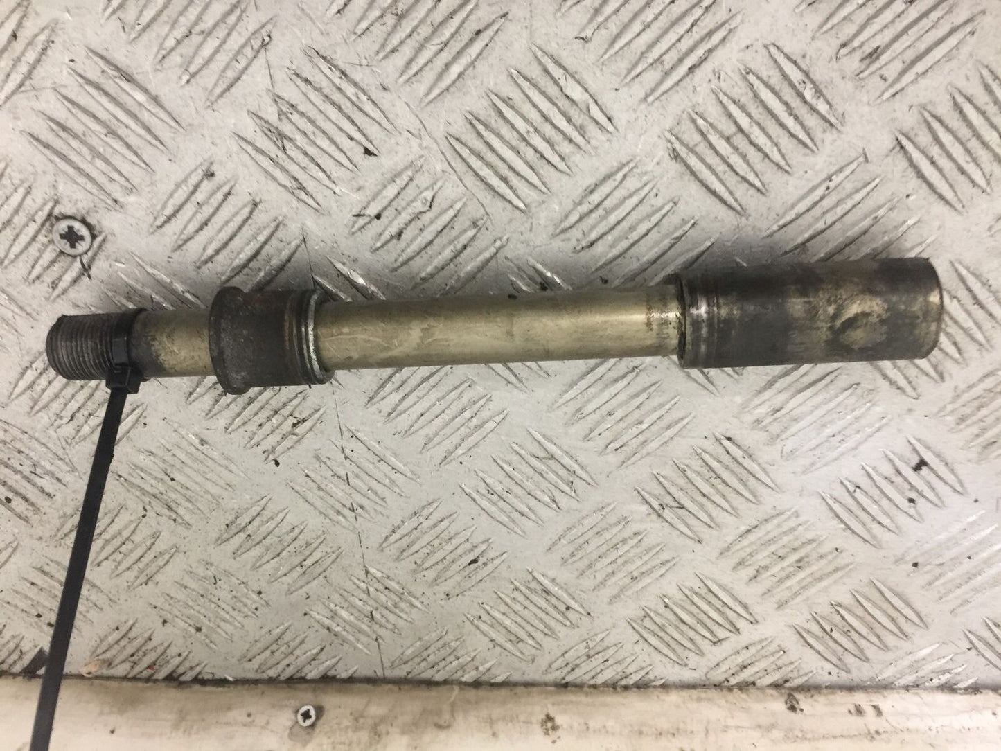 SUZUKI GSF650 GSF 650 FRONT WHEEL SPINDLE YEAR 2008-12 (STOCK 829)