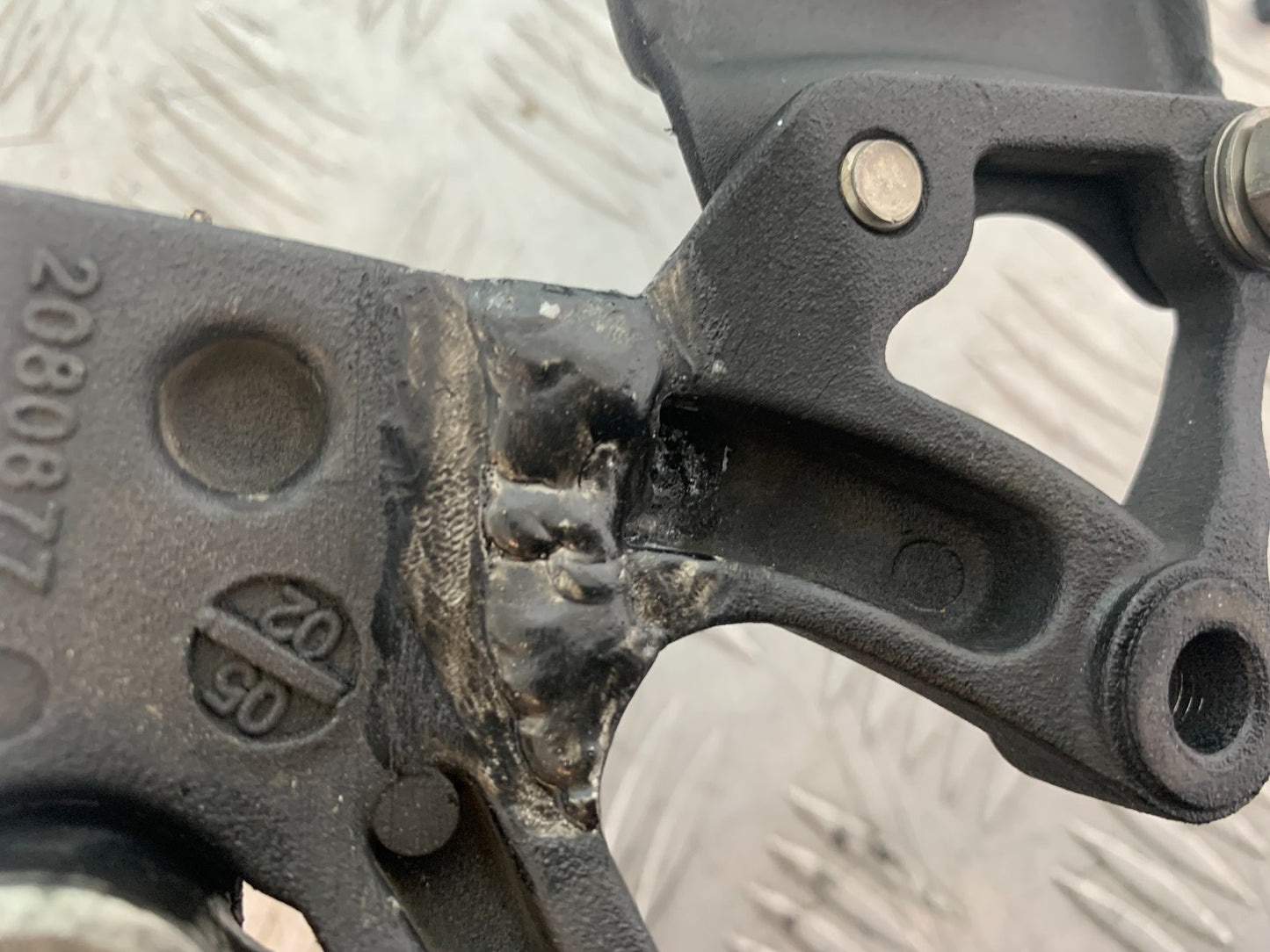 TRIUMPH 1050 SPEED TRIPLE FRONT LEFT HANGER YEAR 2005-2007 (CMB1322)