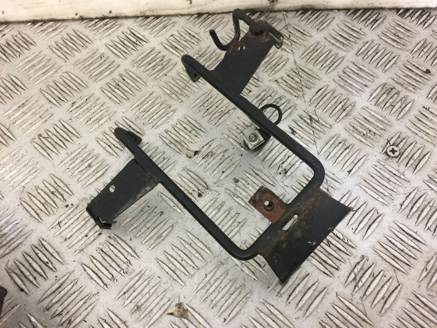 YAMAHA XT125 R XT125 X HEADLIGHT BRACKET YEAR 2005-2011 (STOCK 499)