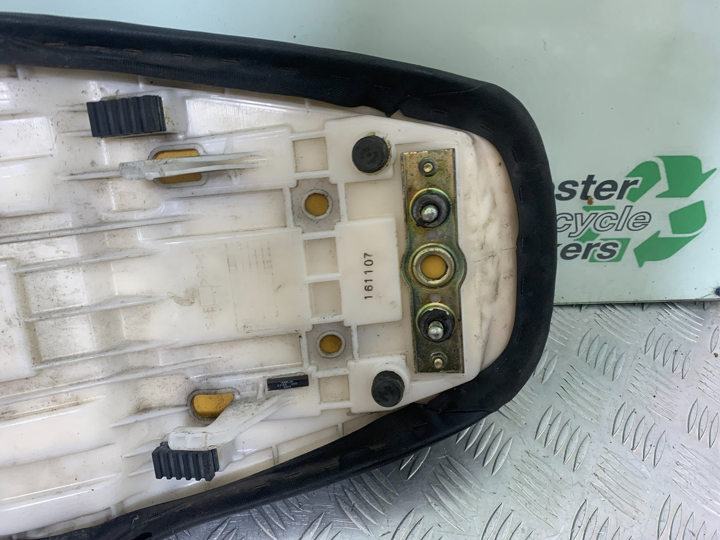SUZUKI GSF600 GSF 600 BANDIT SEAT YEAR 2001-2003 (CMB1157)