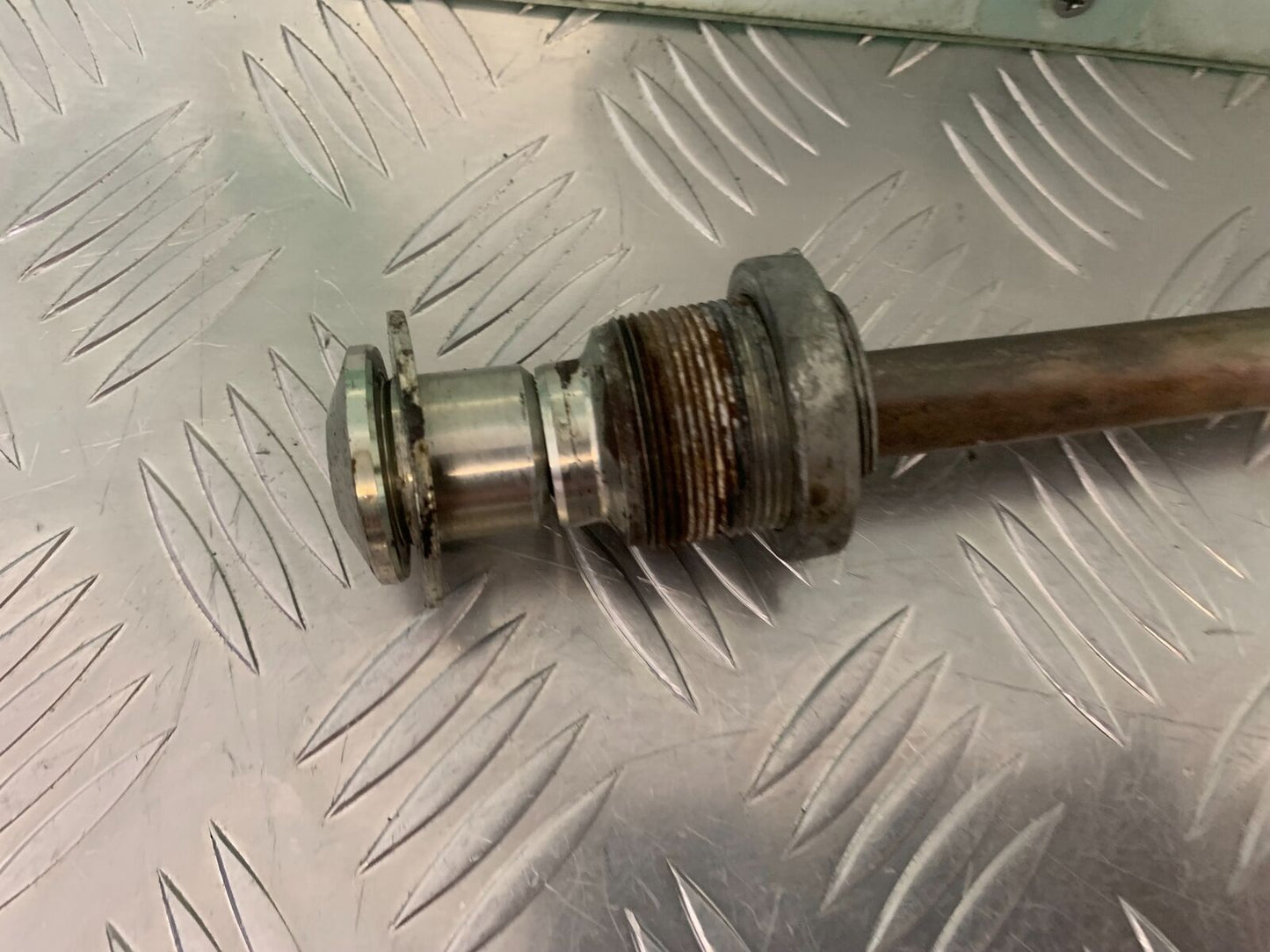 TRIUMPH 955I SPRINT RS SWINGARM SPINDLE YEAR 1999-04 (STOCK 989)