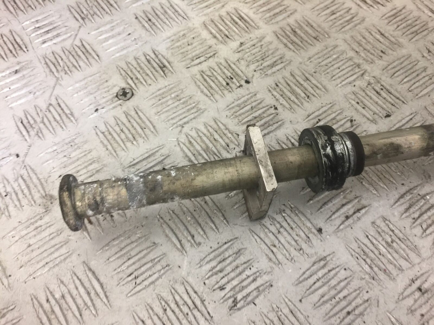 YAMAHA MT09 MT-09 TRACER REAR WHEEL SPINDLE YEAR 2017 (STOCK 663)