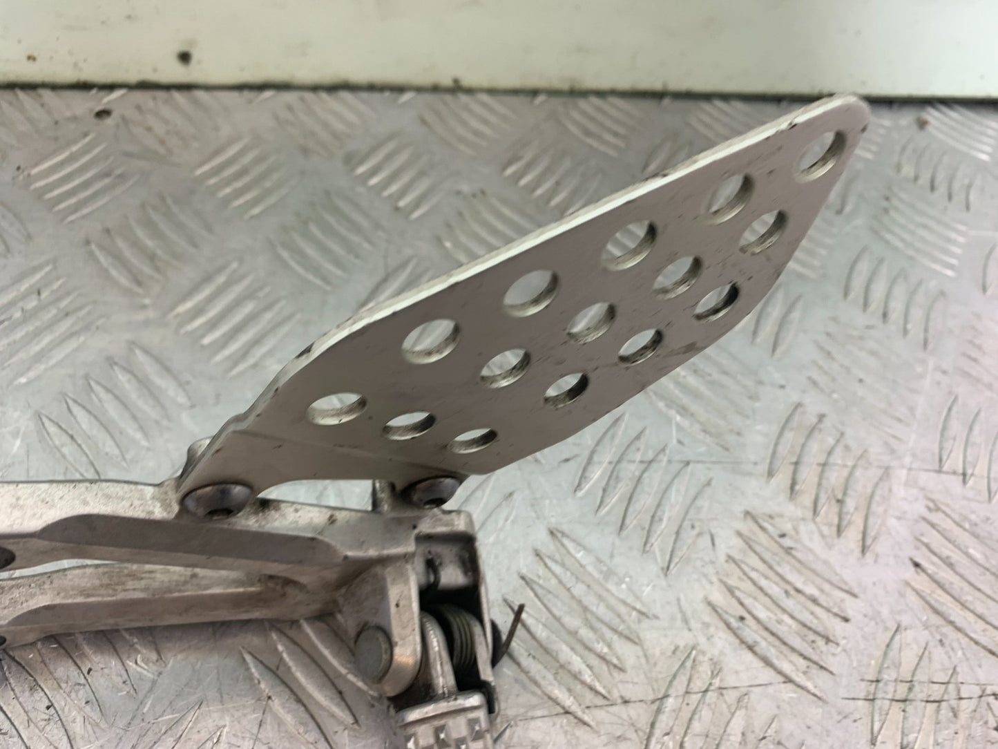 HONDA CBR1000 rr FIREBLADE FRONT LEFT HANGER YEAR 2006 (CMB1220)