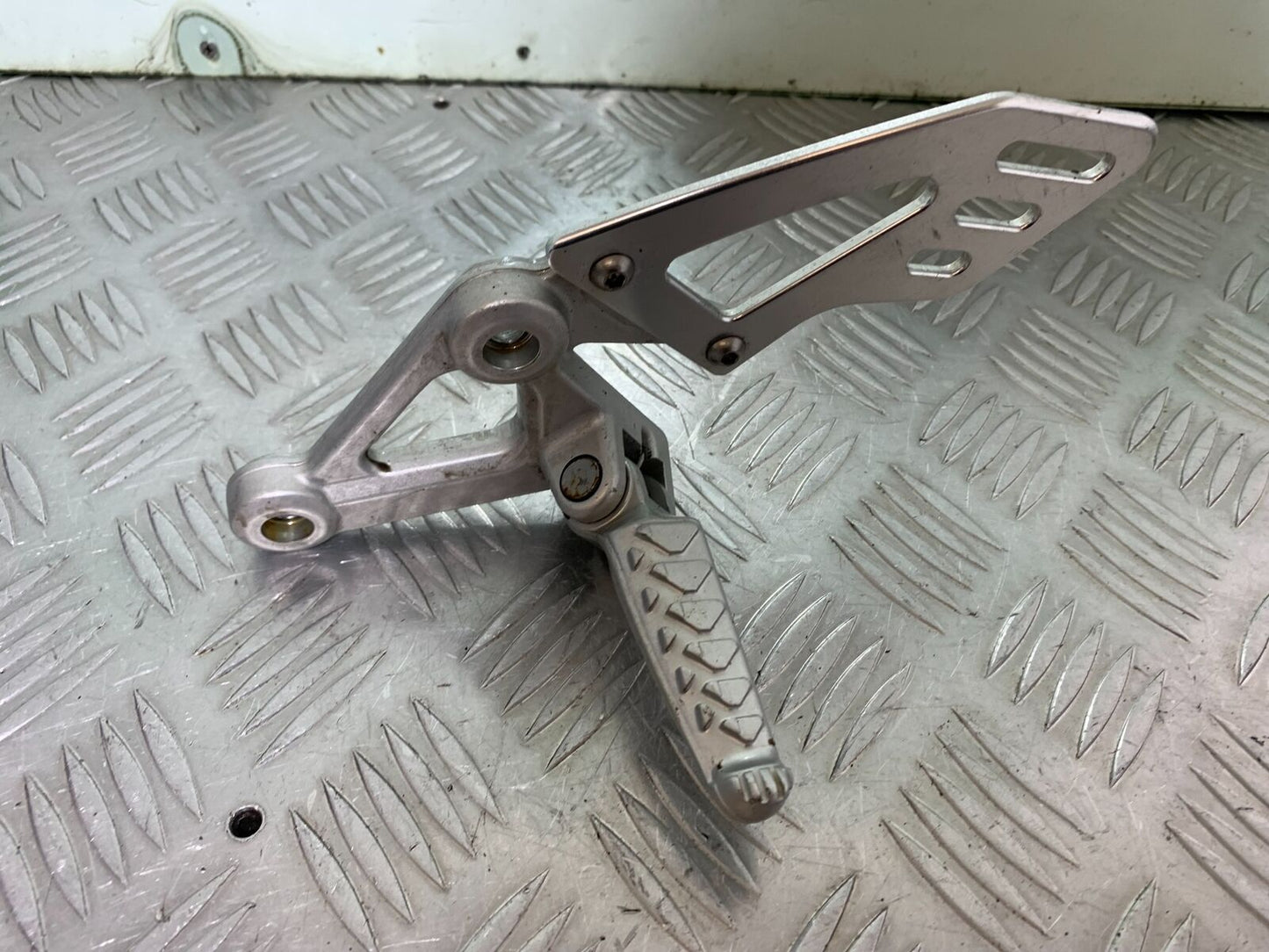 APRILIA SL750 SL 750 SHIVER FRONT LEFT HANGER YEAR 2012 (CMB1074)