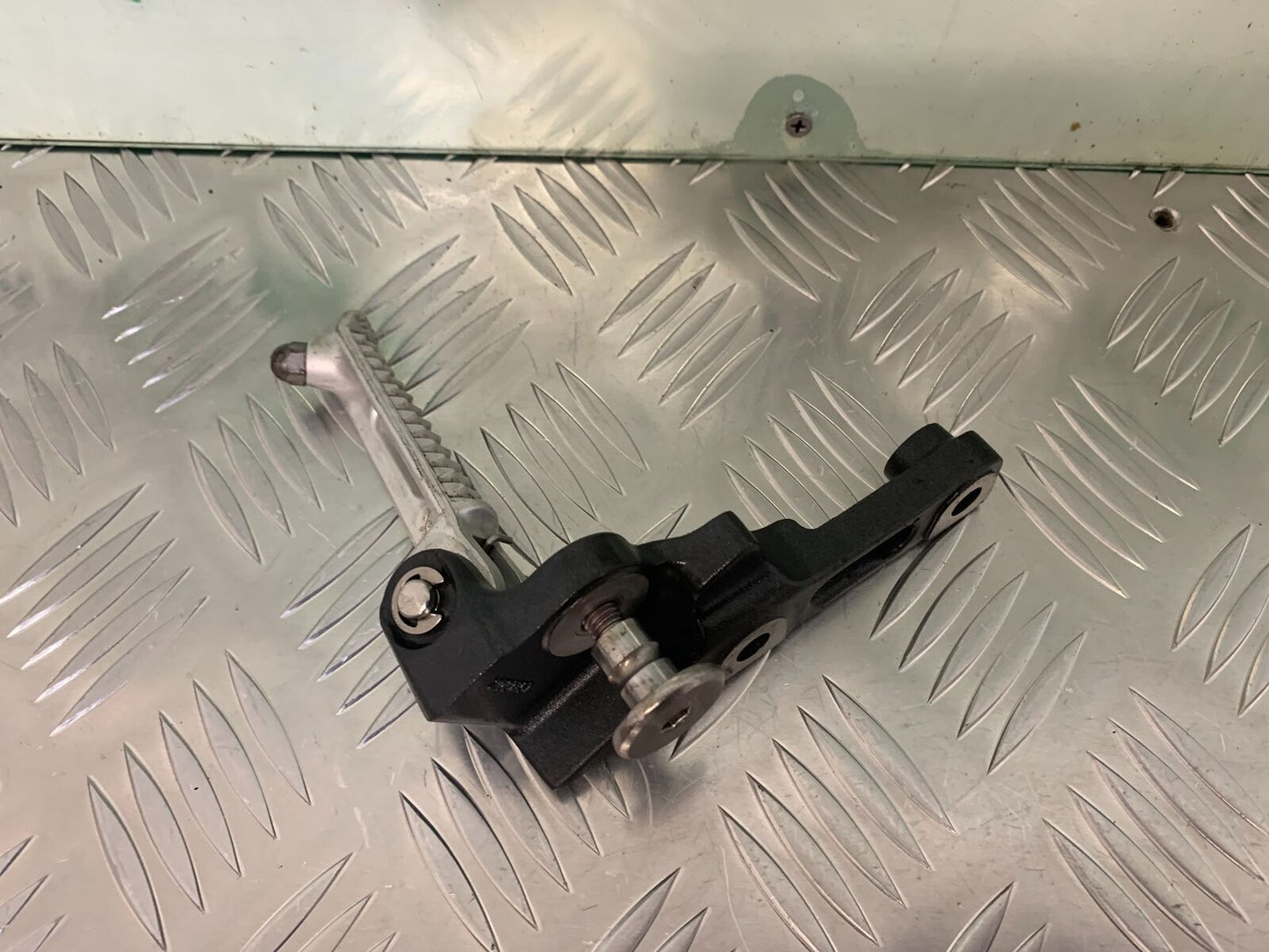 TRIUMPH SPEED TRIPLE R 1050 FRONT LEFT HANGER AND PEG YEAR 2014 (STOCK 934)