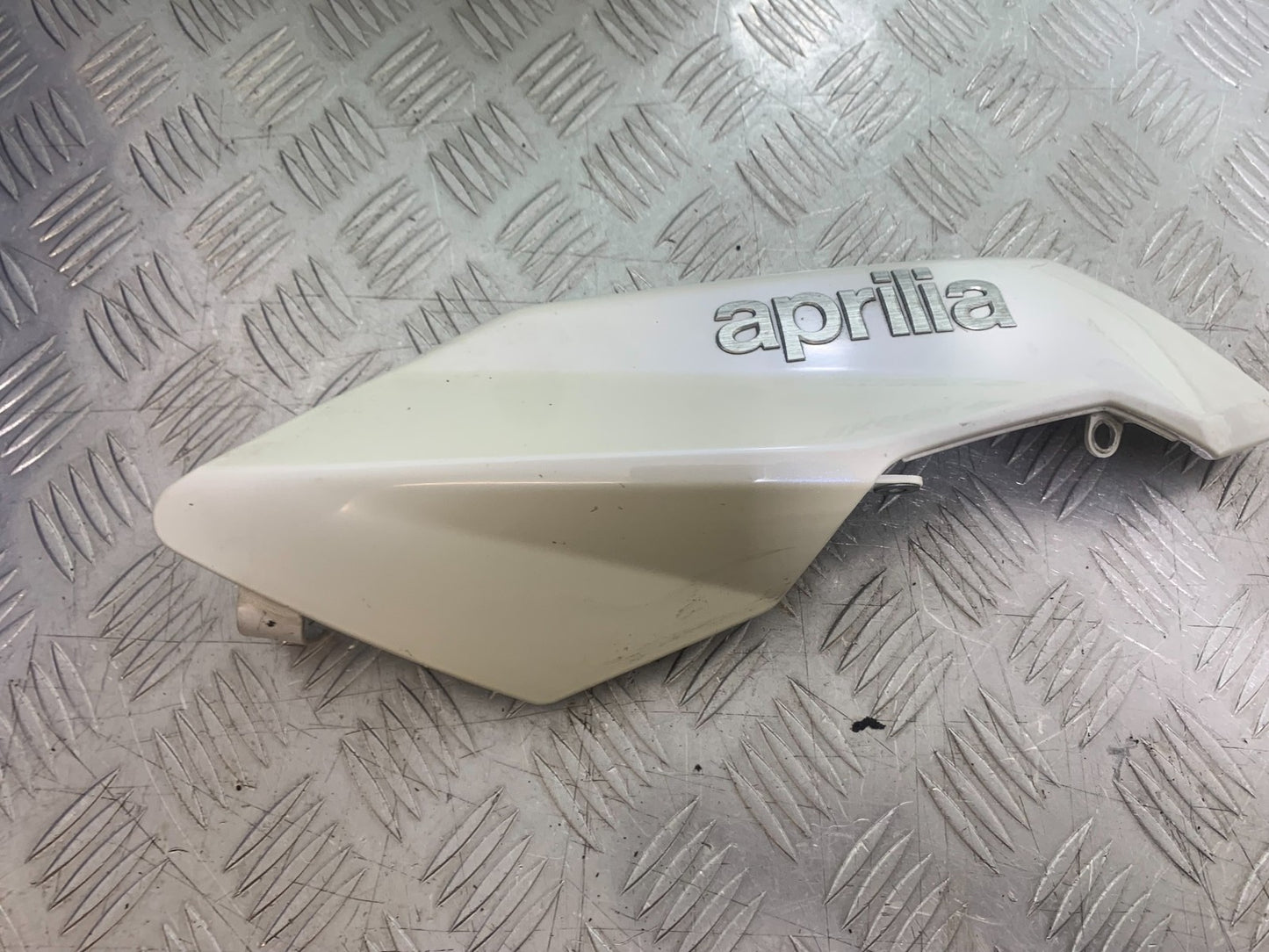 APRILIA SL750 SL 750 SHIVER LEFT TANK PANEL YEAR 2008-2016 (CMB1242)