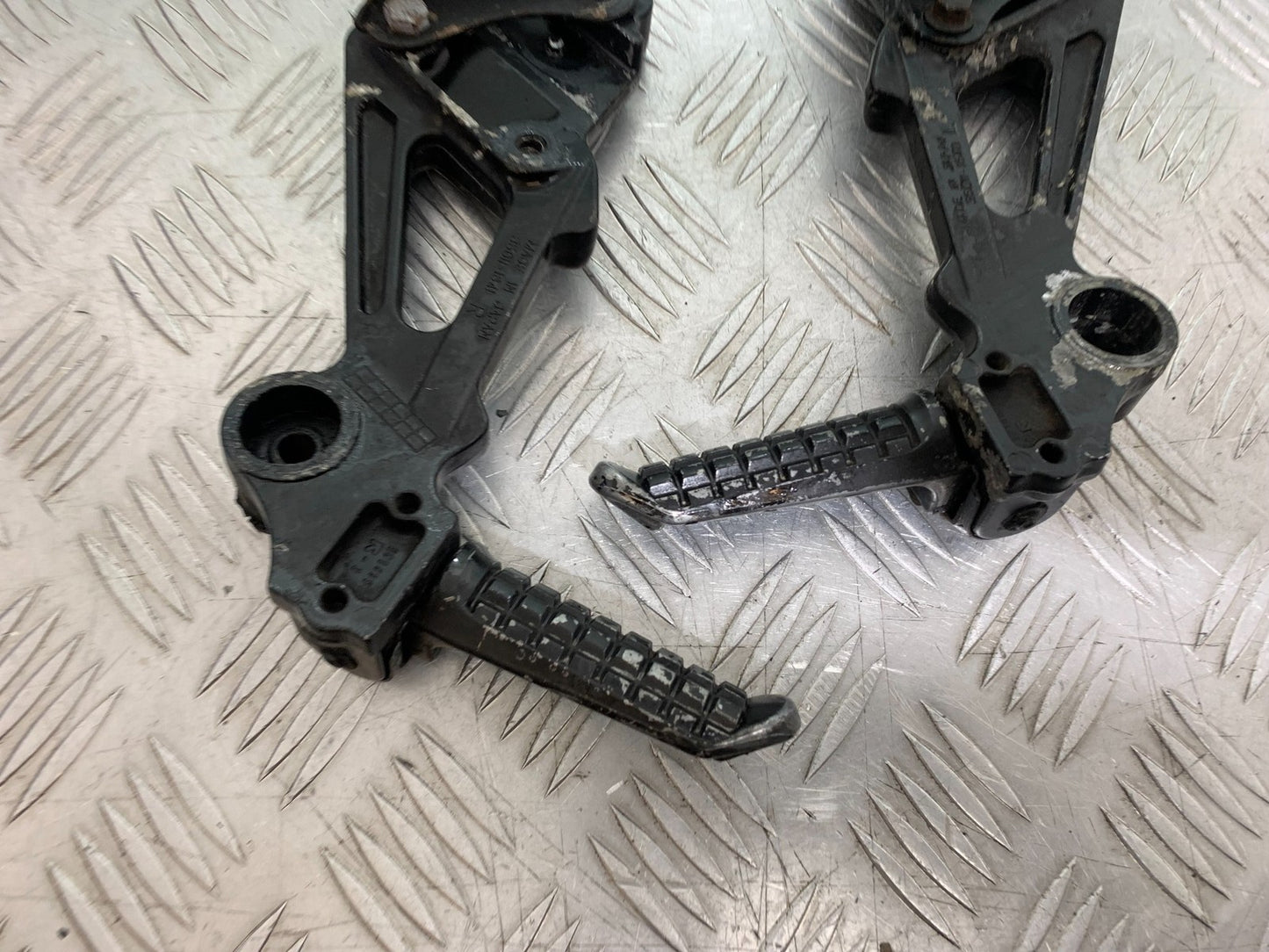 KAWASAKI ZZR1100 D REAR HANGERS AND PEGS YEAR 1993-2001 (CMB1189)