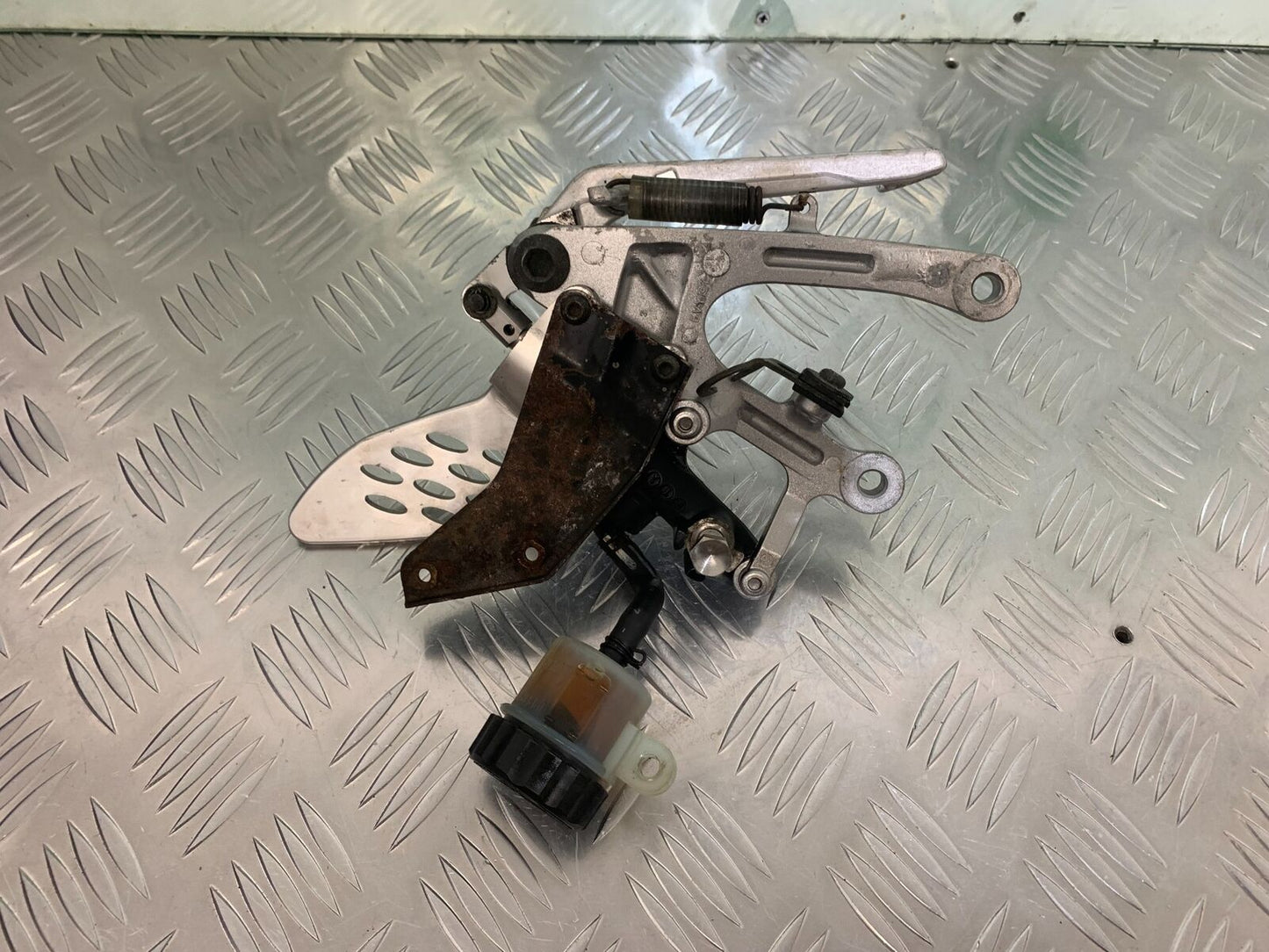 YAMAHA YZF R1 5VY FRONT RIGHT HANGER YEAR 2004-2006 (STOCK 953)