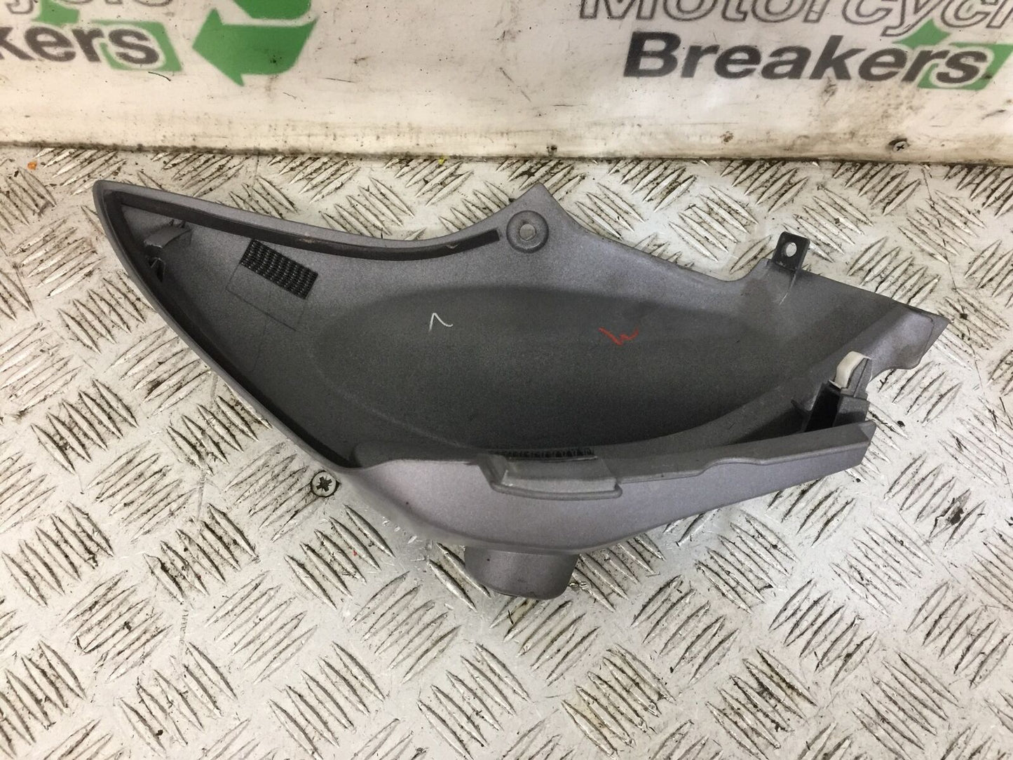 SUZUKI GSX-S 125 LEFT TANK PANEL YEAR 2017-2020 (STOCK 779)