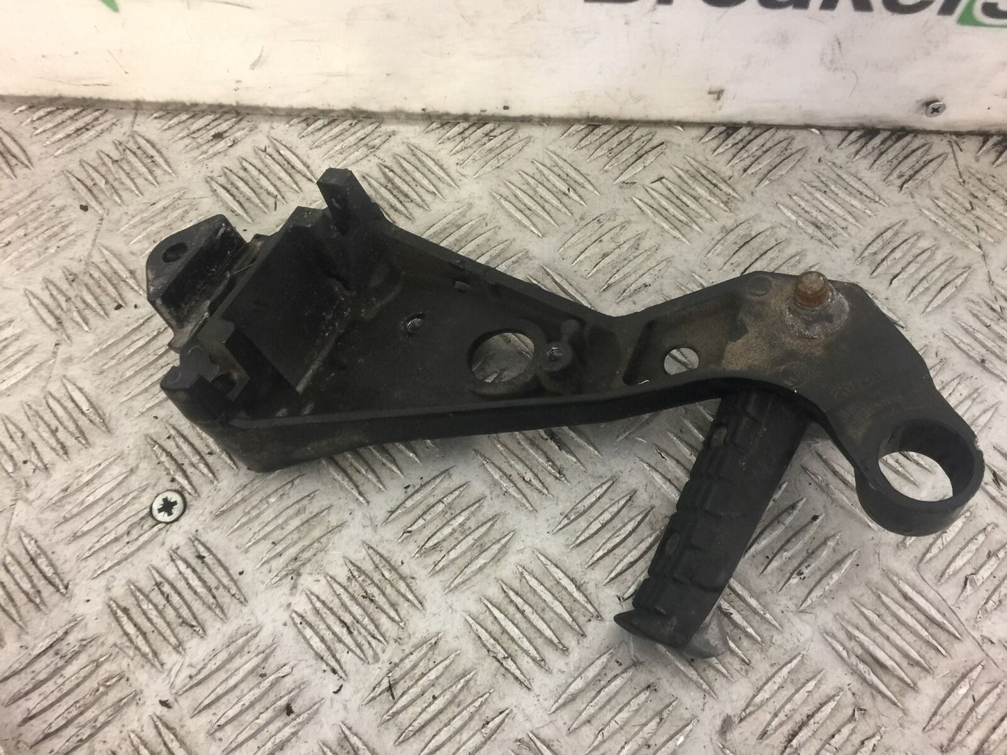 TRIUMPH 750 TRIDENT RIGHT REAR HANGER AND PEG YEAR 1994 STOCK 396