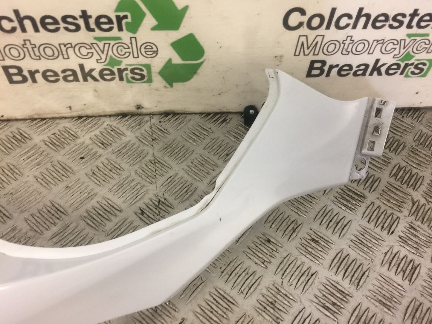 KAWASAKI Z1000 GGF ZR1000 (ABS) RIGHT SEAT PANEL YEAR 2016 (STOCK 504)