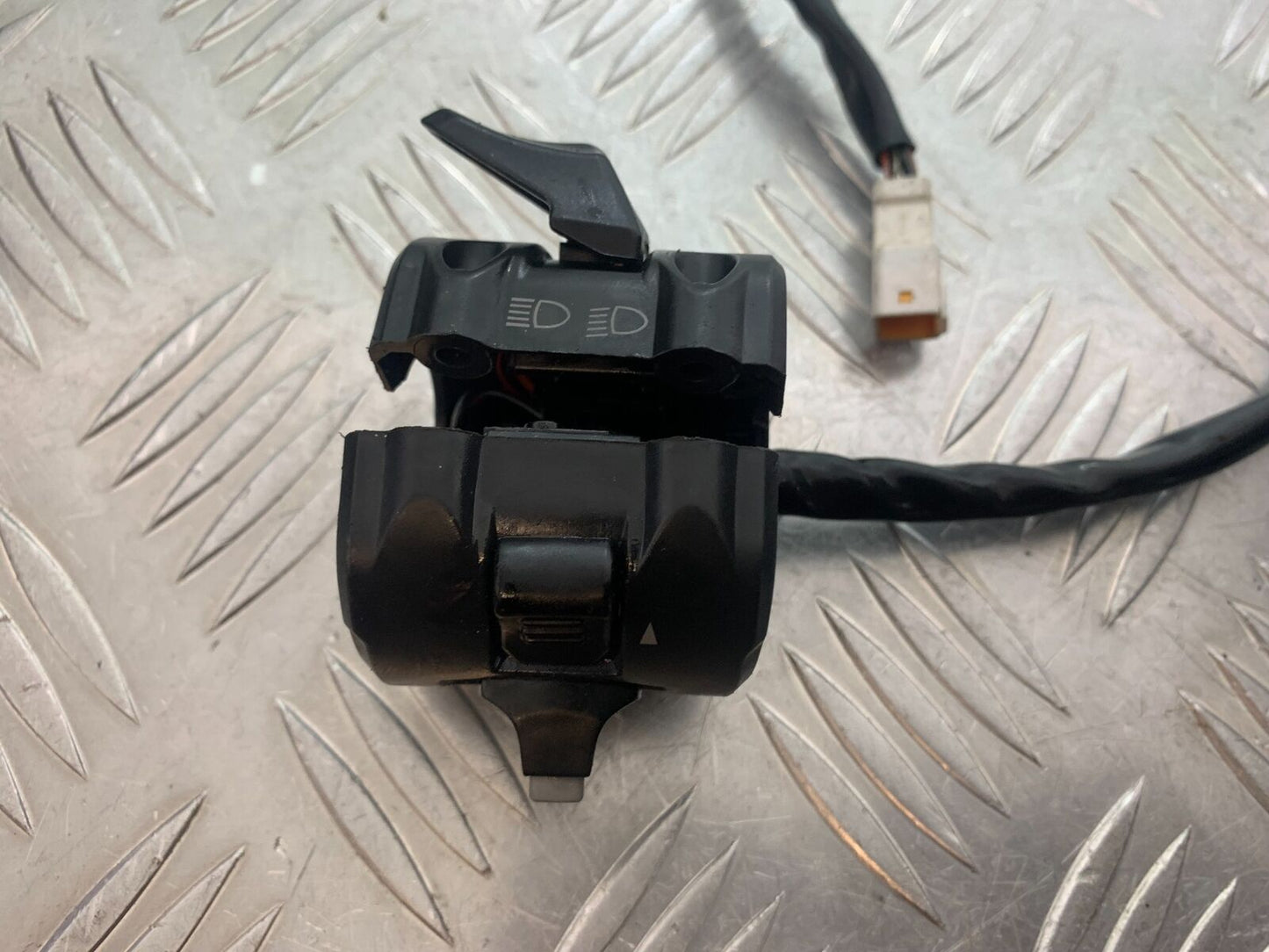DUCATI DIAVEL 1200 RIGHT SWITCH GEAR YEAR 2014-17 (CMB1054)