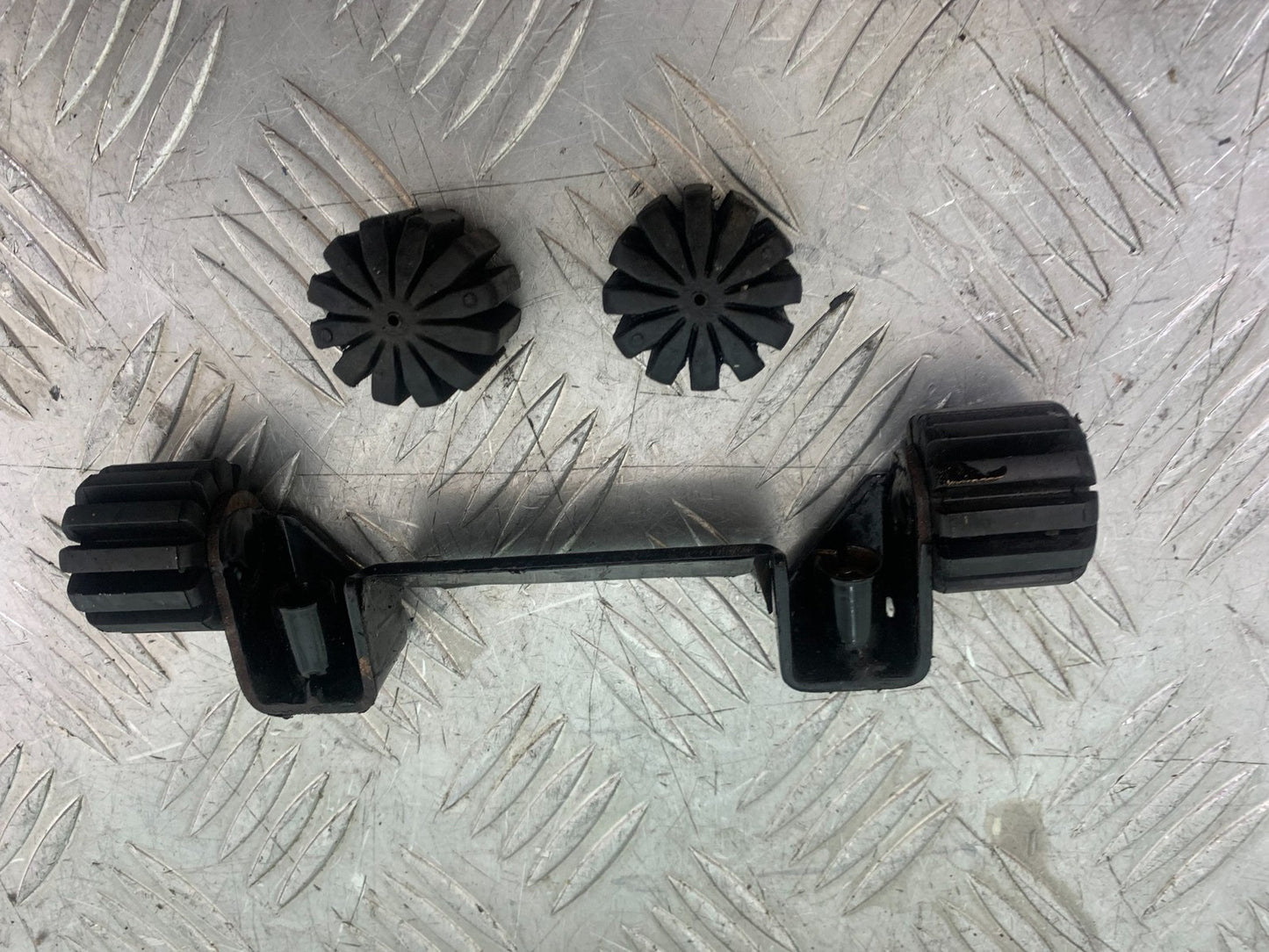 BMW R850 R R850R PETROL TANK MOUNT AND RUBBERS YEAR 1994-2002 (CMB1170)