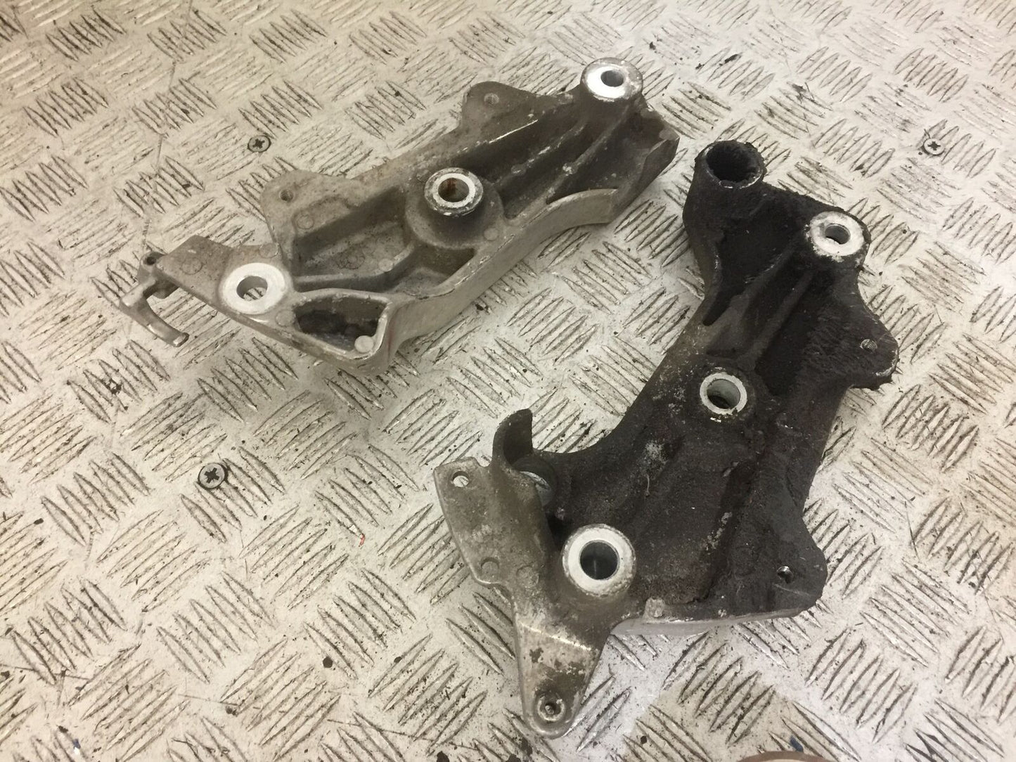 HONDA CB600 CB 600 HORNET LEFT AND RIGHT ENGINE BRACKETS YEAR 2000 (STOCK 731)