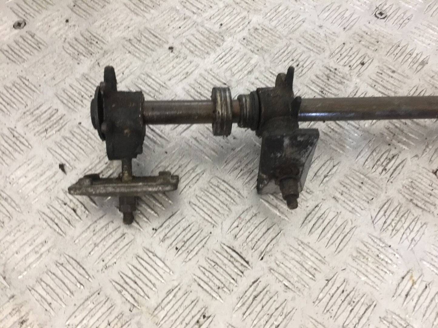YAMAHA FZS600 FAZER 600 REAR WHEEL SPINDLE YEAR 1998-2001 (STOCK 844)