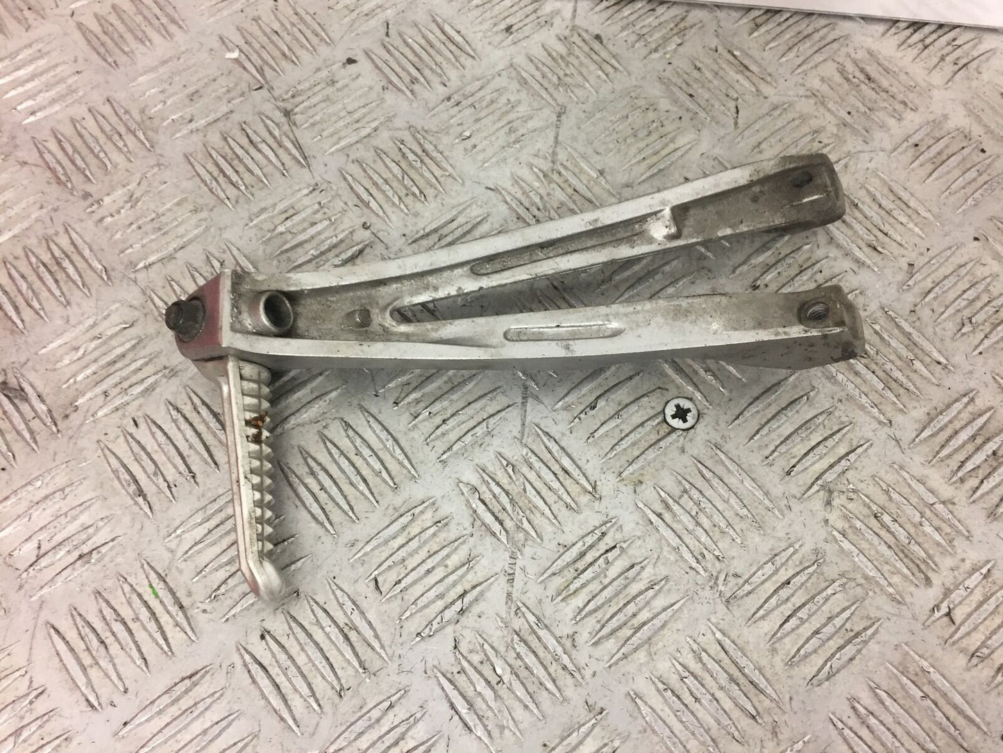 YAMAHA YZF R1 RIGHT REAR HANGER AND PEG 2007