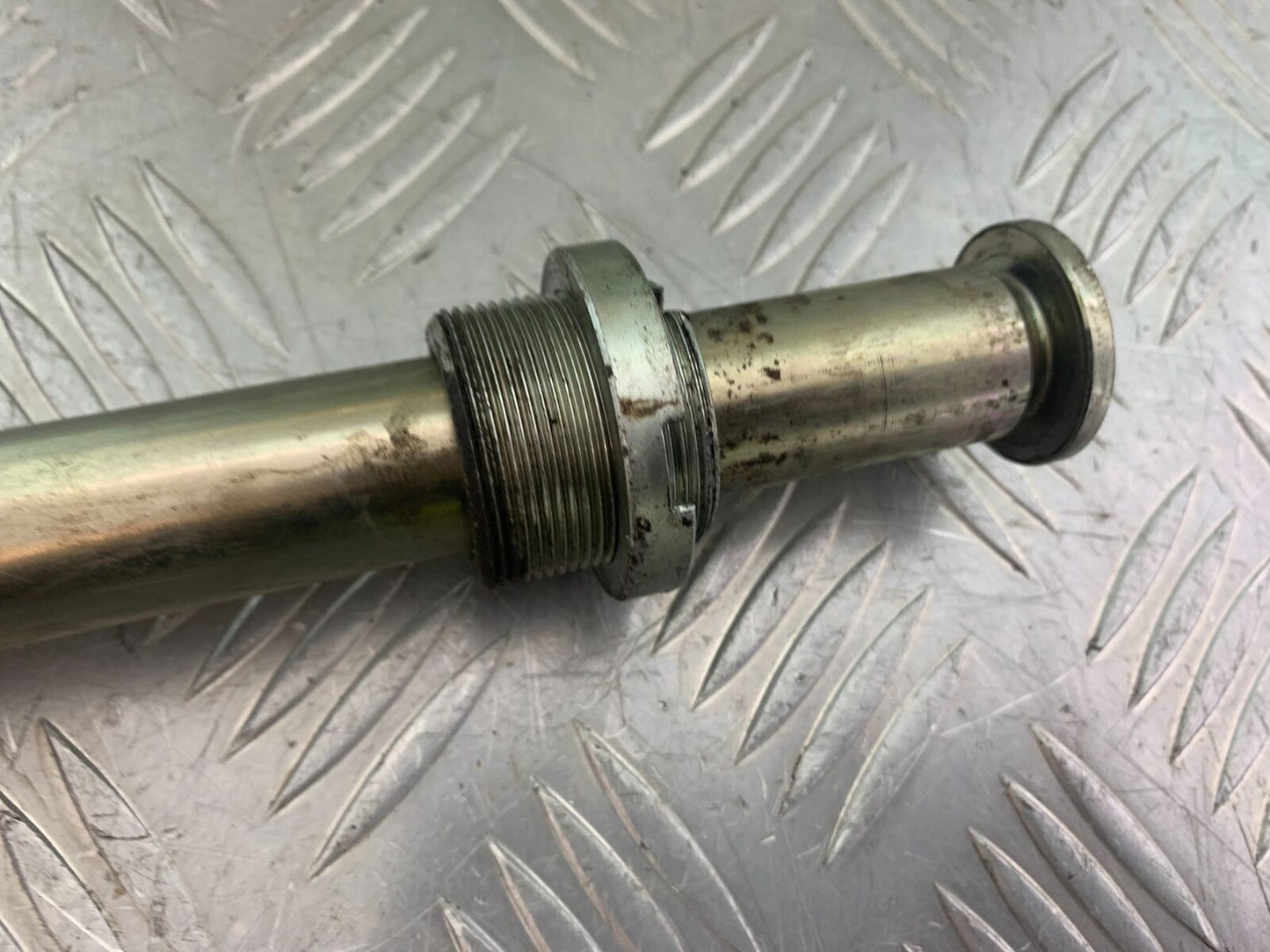 TRIUMPH 955i SPRINT ST SWINGARM SPINDLE YEAR 1999-2004 (CMB1124)