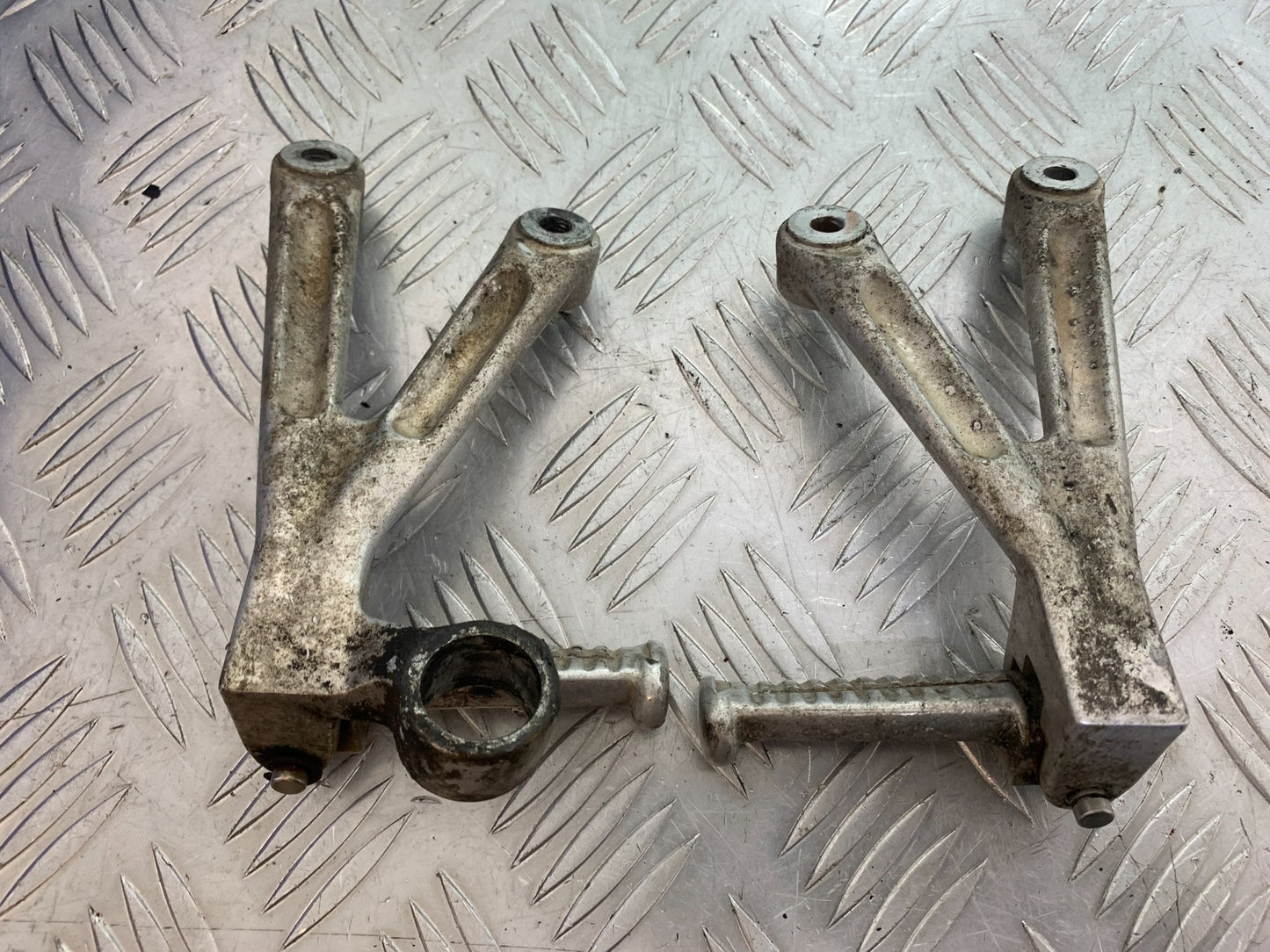 TRIUMPH T509 SPEED TRIPLE REAR HANGERS AND PEGS YEAR 1997-1998 (CMB1144)