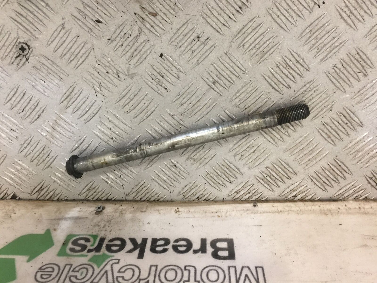 SUZUKI GSF600 GSF 600 BANDIT FRONT WHEEL SPINDLE YEAR 2002 (STOCK 852)