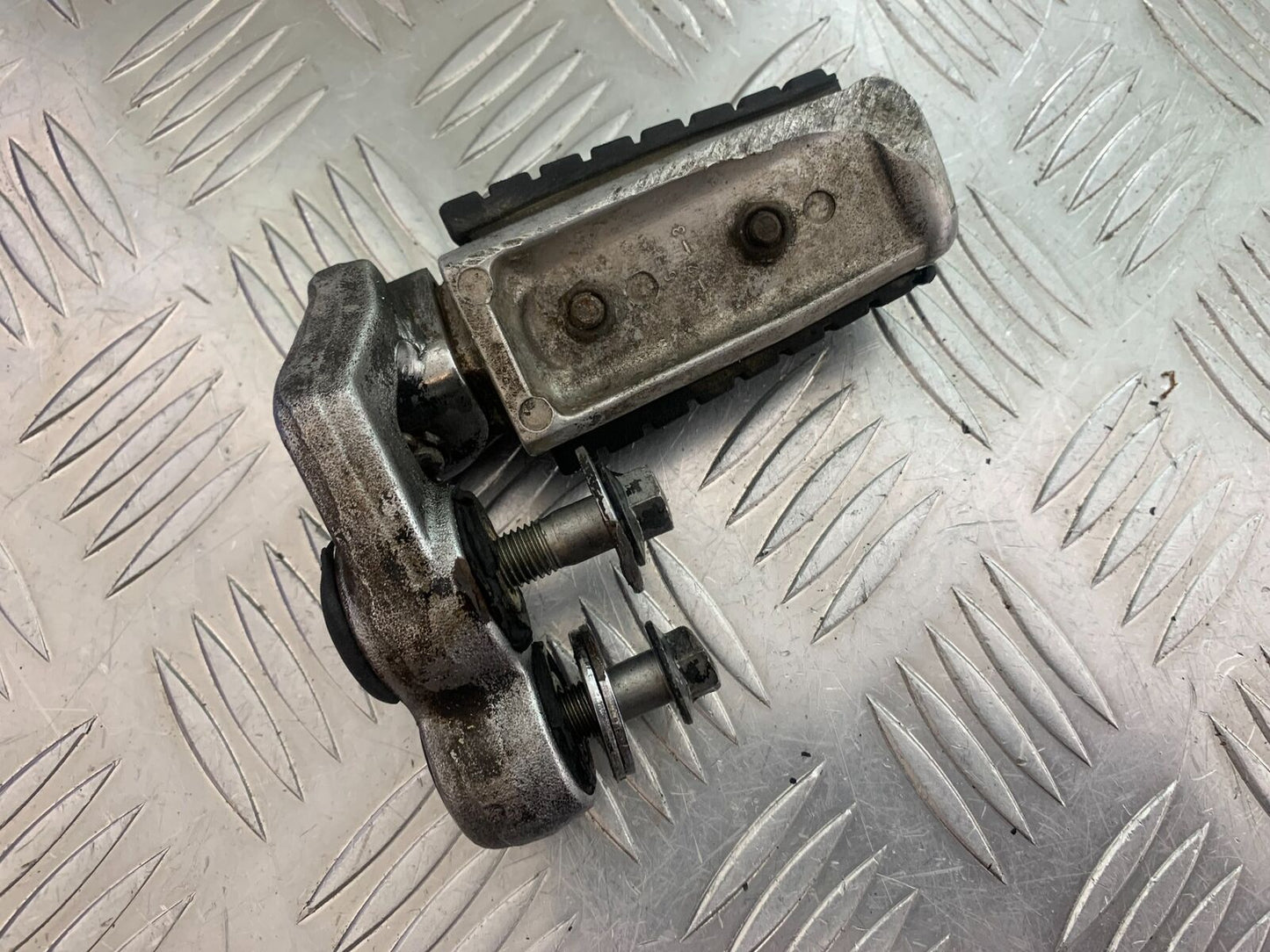 YAMAHA XV535 XV 535 VIRAGO FRONT LEFT FOOTPEG YEAR 1994-02 (CMB1044)