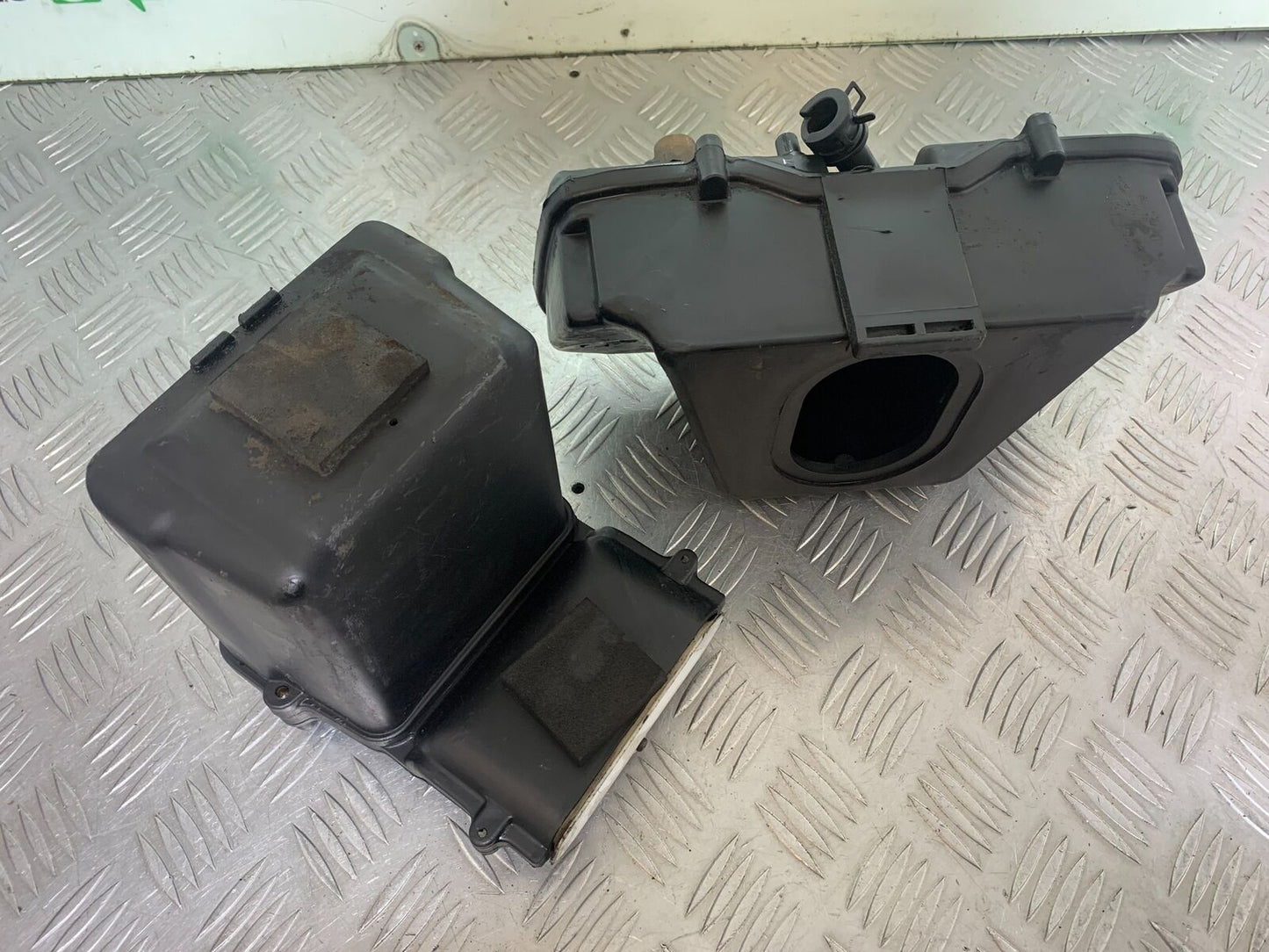 KAWASAKI Z750 ZR750 ZR-7S AIRBOX YEAR 1999-05 (CMB1135)