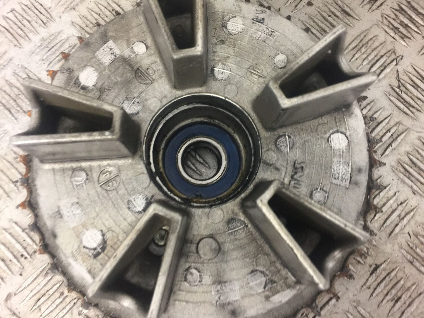 TRIUMPH 750 TRIDENT SPROCKET CARRIER YEAR 1994 STOCK 396