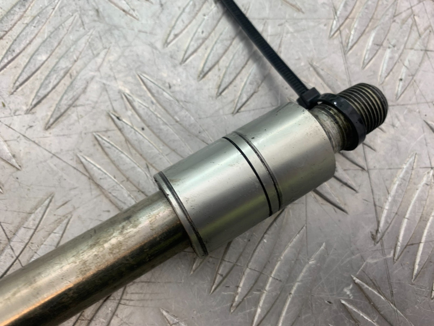 TRIUMPH 675 STREET TRIPLE R FRONT WHEEL SPINDLE YEAR 2013 - 2016 (CMB1221)