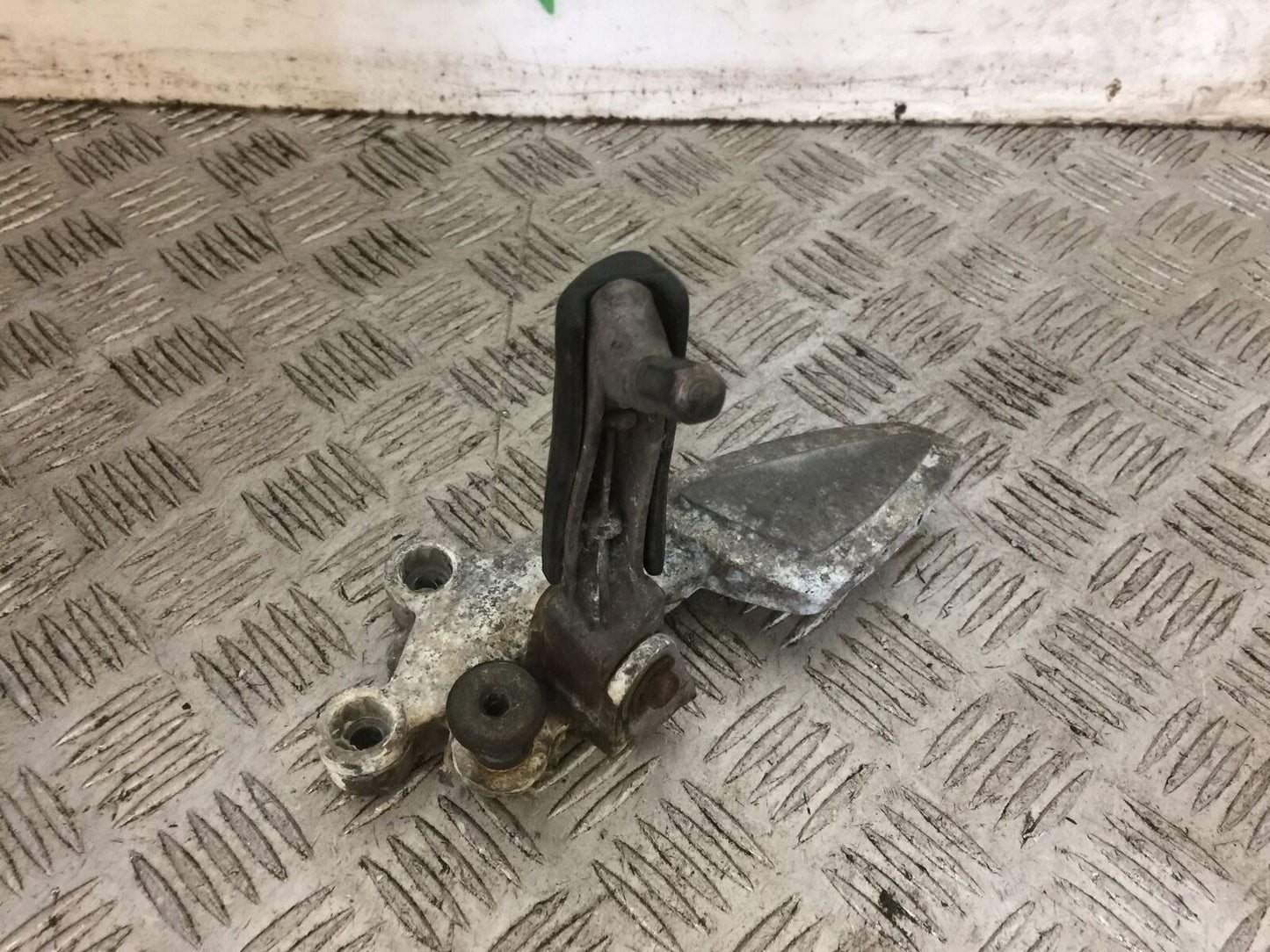 TRIUMPH 955i SPRINT ST FRONT LEFT HANGER YEAR 1999-2004 (STOCK 735)