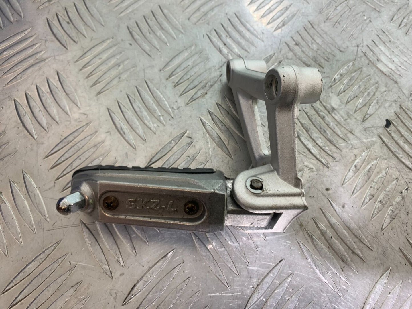 BENELLI TORNADO TNT 125 FRONT LEFT HANGER AND PEG YEAR 2024 (CMB1090)