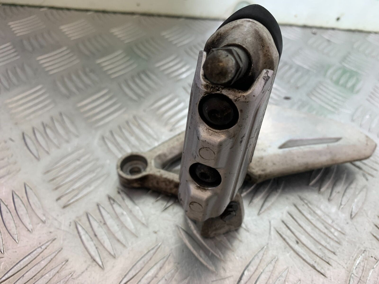 HONDA CB650F CB 650 FA-E FRONT LEFT HANGER AND PEG YEAR 2014-2017 (CMB1065)