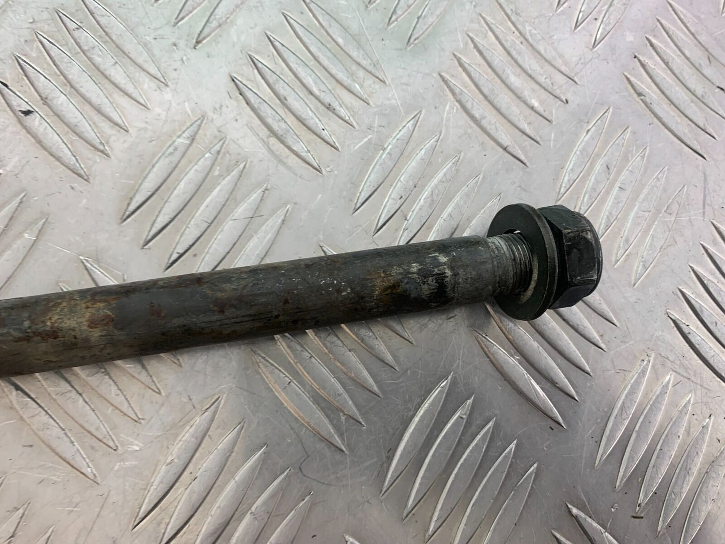 YAMAHA XJR1300 XJR 1300 SWINGARM SPINDLE YEAR 1999-2003 (CMB1055)