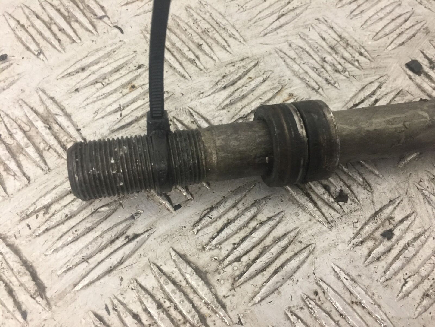 KAWASAKI KLE 650 VERSYS FRONT WHEEL SPINDLE YEAR 2010 (STOCK 775)