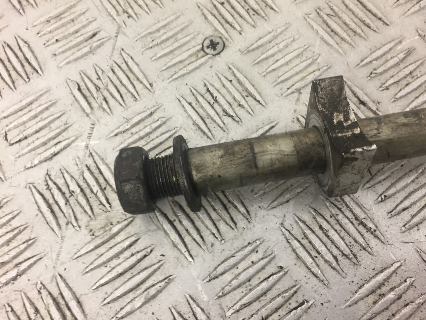 TRIUMPH TIGER 800 XRT REAR WHEEL SPINDLE YEAR 2015-2017 (STOCK 506)