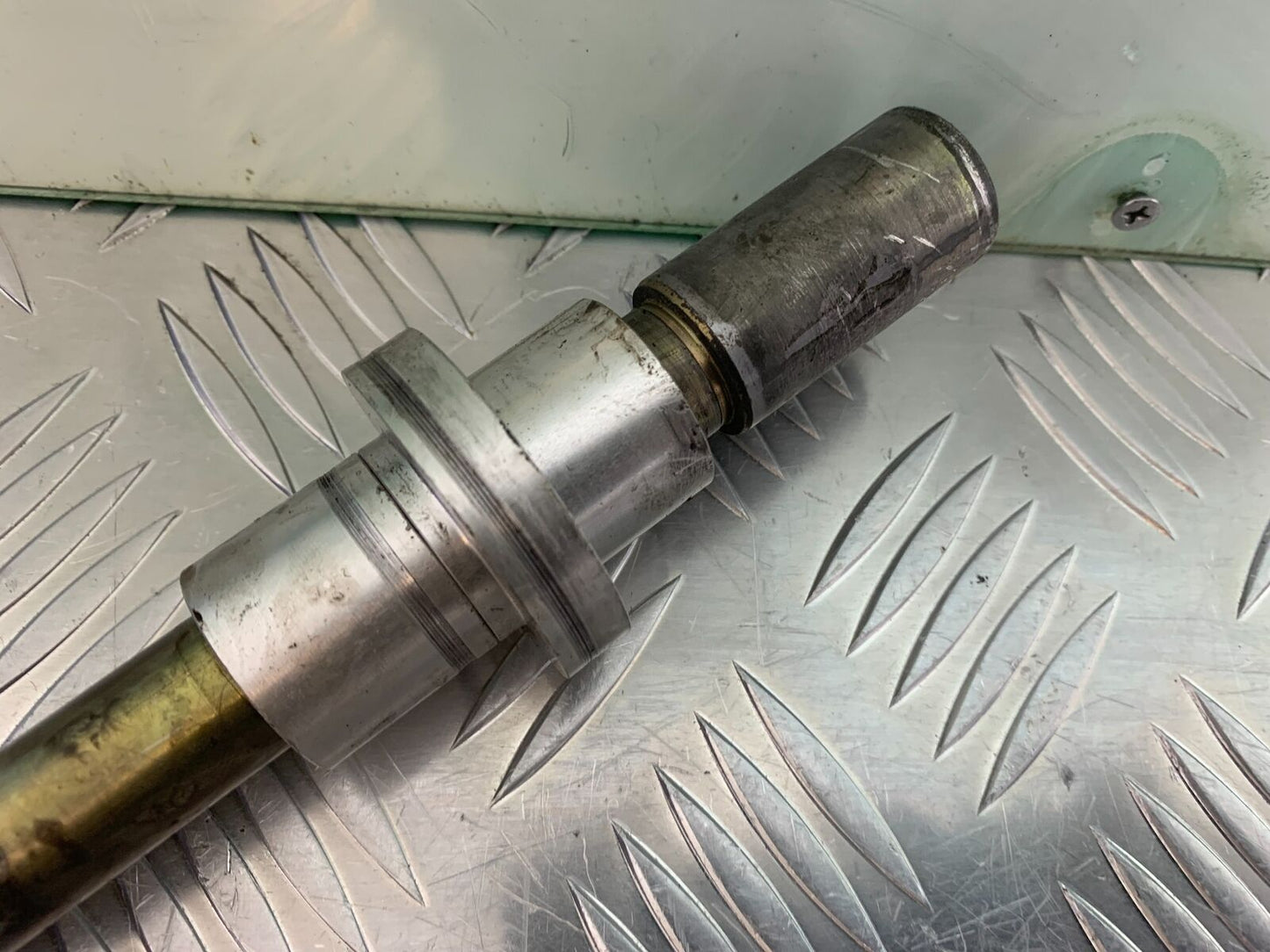 TRIUMPH 600 DAYTONA FRONT WHEEL SPINDLE YEAR 2003-2006 (STOCK 999)