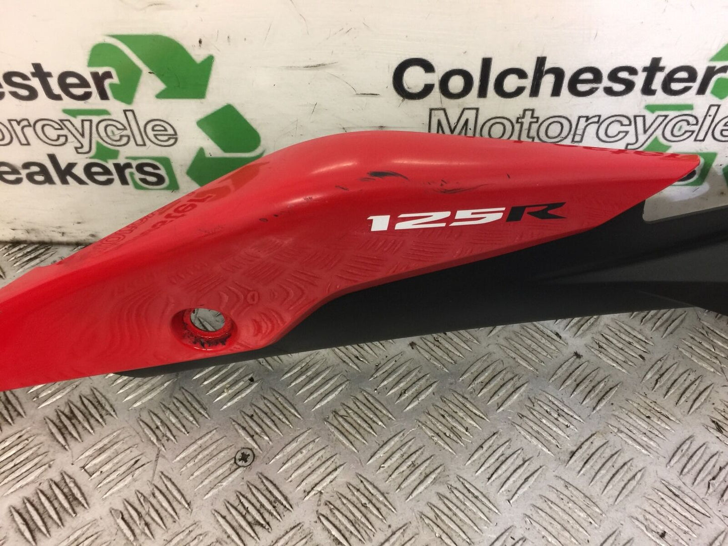 HONDA CBR125 CBR 125 RIGHT SEAT PANEL YEAR 2011-2017 (STOCK 501)