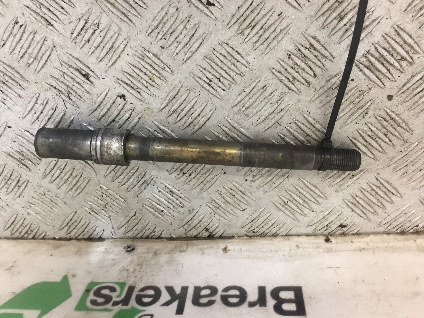 TRIUMPH 600 SPEED FOUR FRONT WHEEL SPINDLE YEAR 2002 (STOCK 756)
