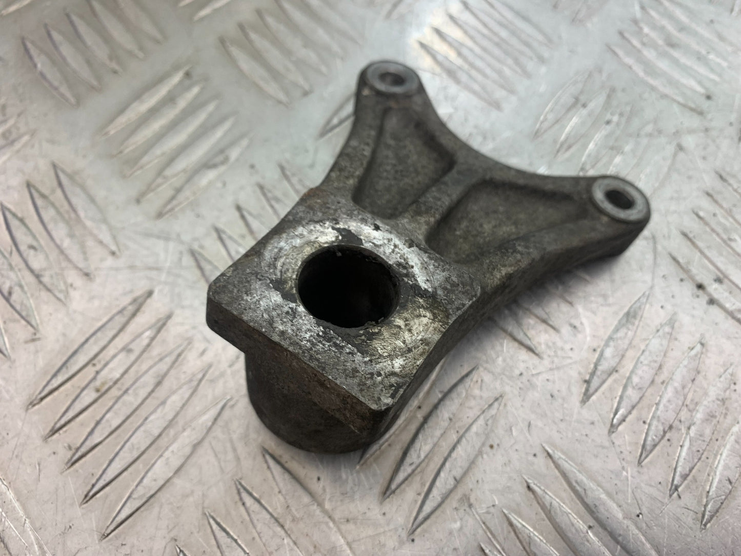 SUZUKI GSF600 GSF 600 BANDIT REAR CALIPER BRACKET YEAR 2001-2003 (CMB1157)