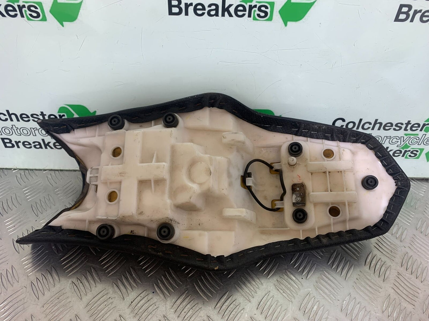 YAMAHA XJ6 XJ6-S SEAT YEAR 2009-2015 (CMB1070)