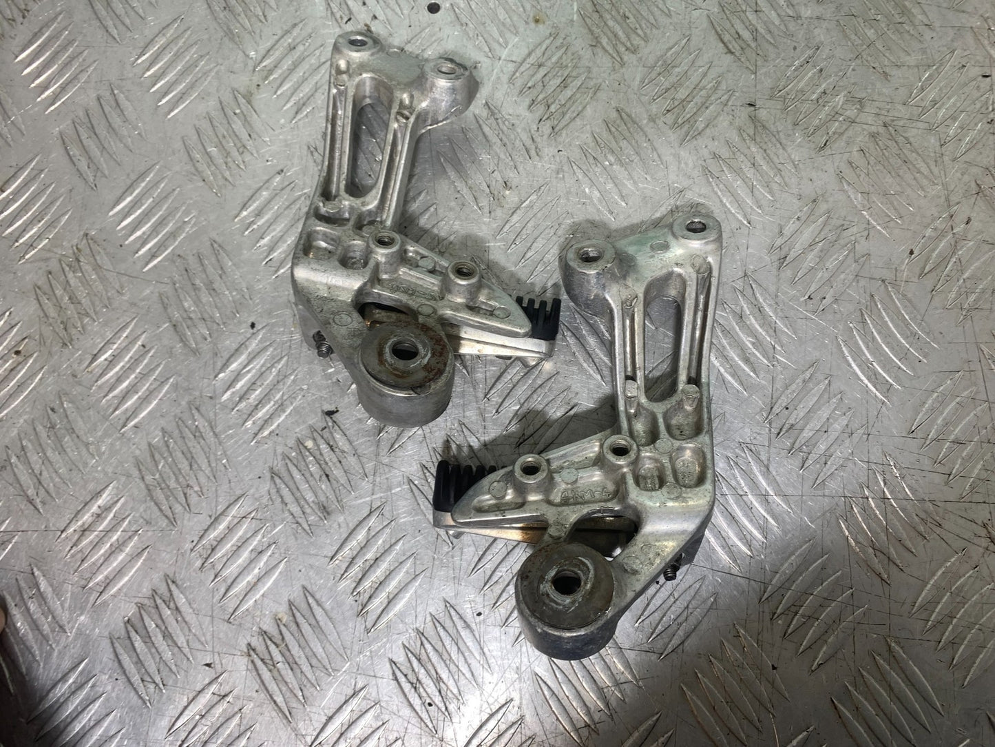 YAMAHA XJ900 XJ 900 DIVERSION REAR HANGERS AND PEGS YEAR 1994-2002 (CMB1292)