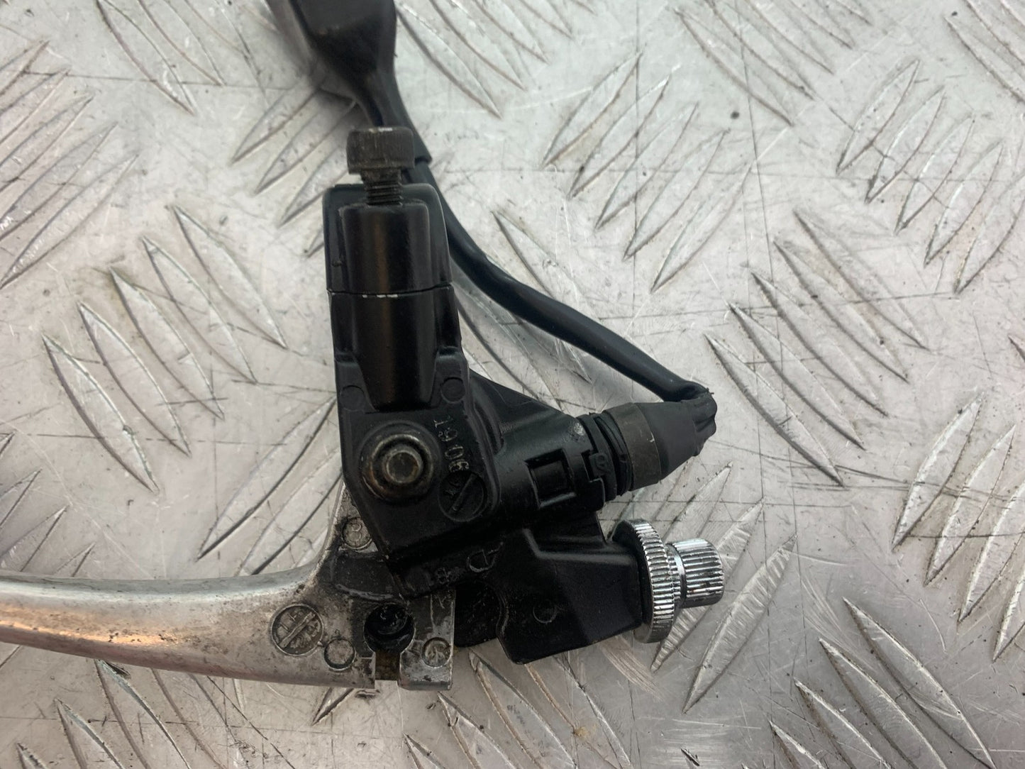 TRIUMPH 955i SPRINT ST CLUTCH LEVER AND BRACKET 1999-2004 (CMB1176)