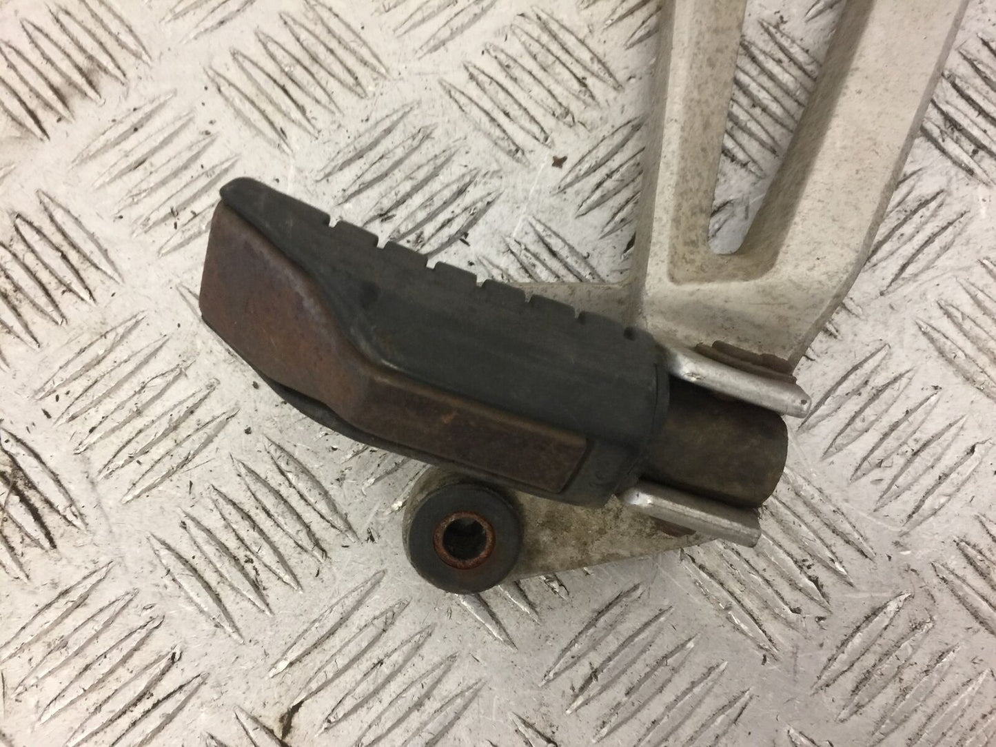 HONDA CBR125 CBR 125 RIGHT REAR HANGER YEAR 2004-06 (STOCK 688)