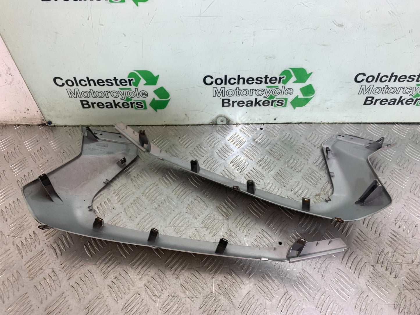 YAMAHA XMAX 250 XMAX 250 LEFT AND RIGHT LOWER PANELS YEAR 2006-09 (CMB1201)