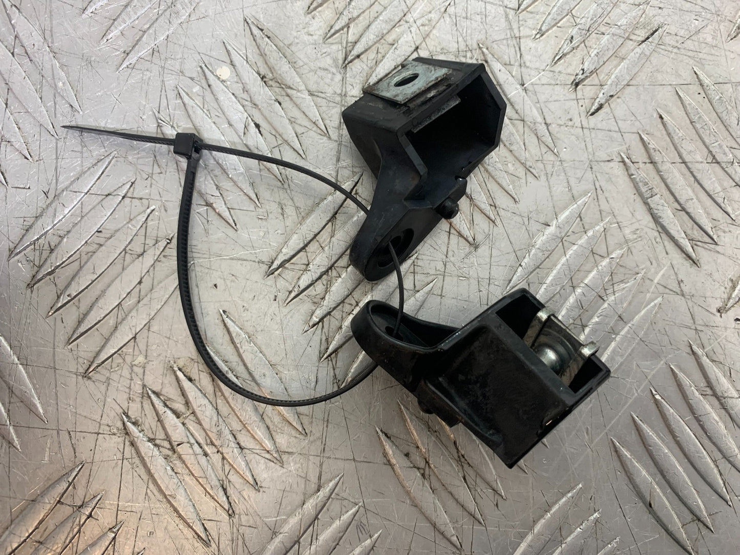 YAMAHA YZF R1 4XV 2 X BRACKETS YEAR 1998-99 (CMB1291)