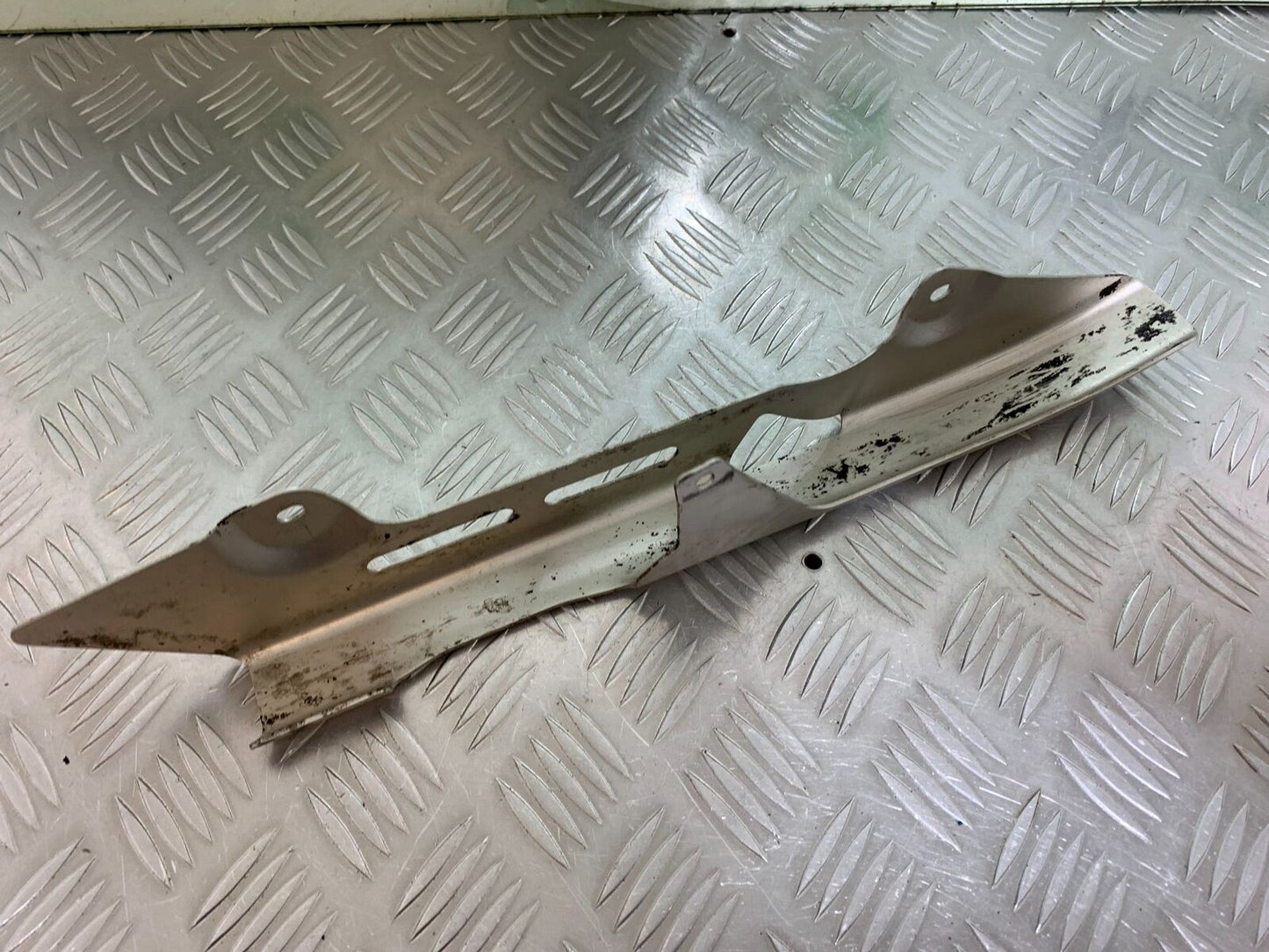 KAWASAKI ZR 750 ZEPHYR CHAIN GUARD YEAR 1991-95 (CMB1008)