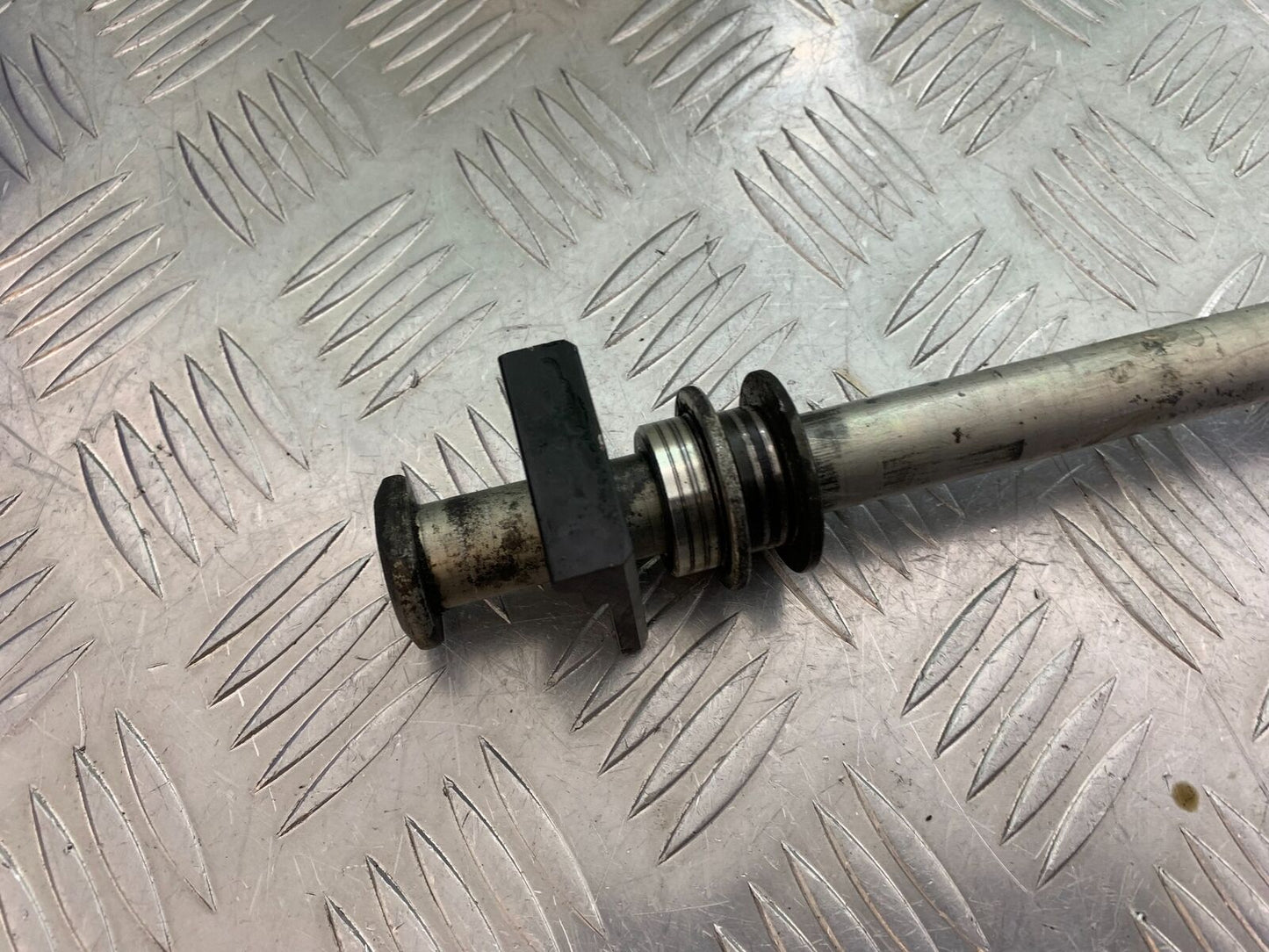 YAMAHA XVS 1300 MIDNIGHT STAR REAR WHEEL SPINDLE YEAR 2007-16 (CMB1027)